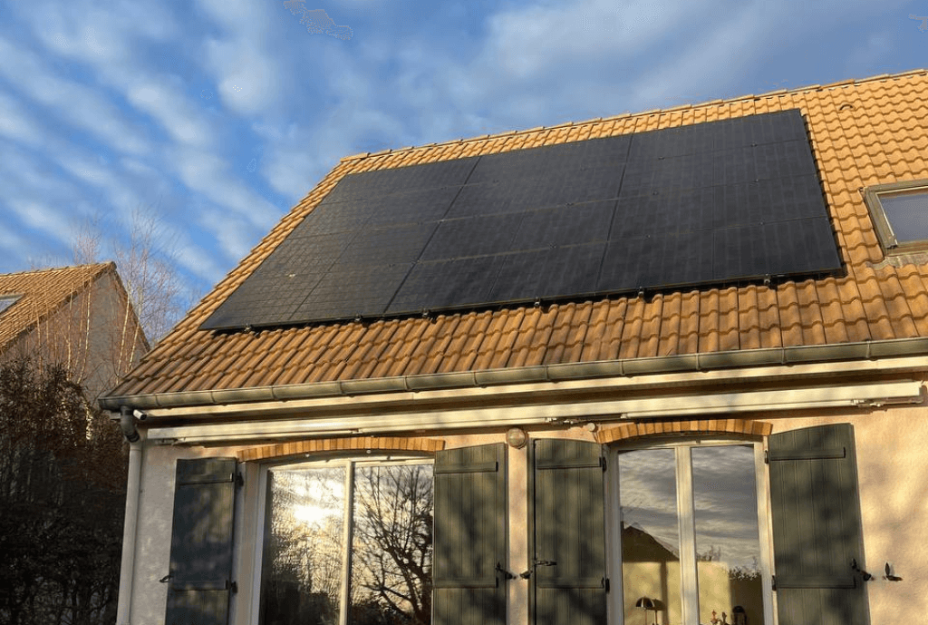 Photo d'une maison à Noisi-le-Roi équipée de panneaux photovoltaïques dont l'installation a été faite par Solarock.