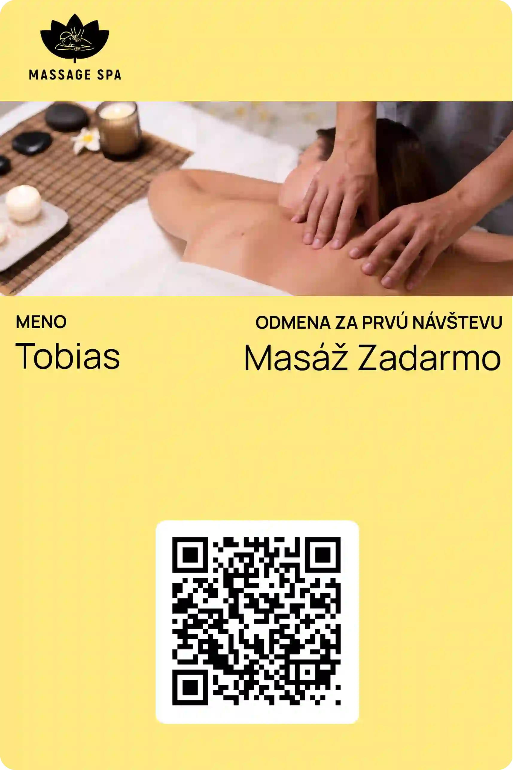 Digitálna karta wellness centra Massage Spa s odmenou za prvú návštevu - masáž zadarmo. Žltý relaxačný dizajn s fotografiou masáže. Meno Tobias, QR kód.