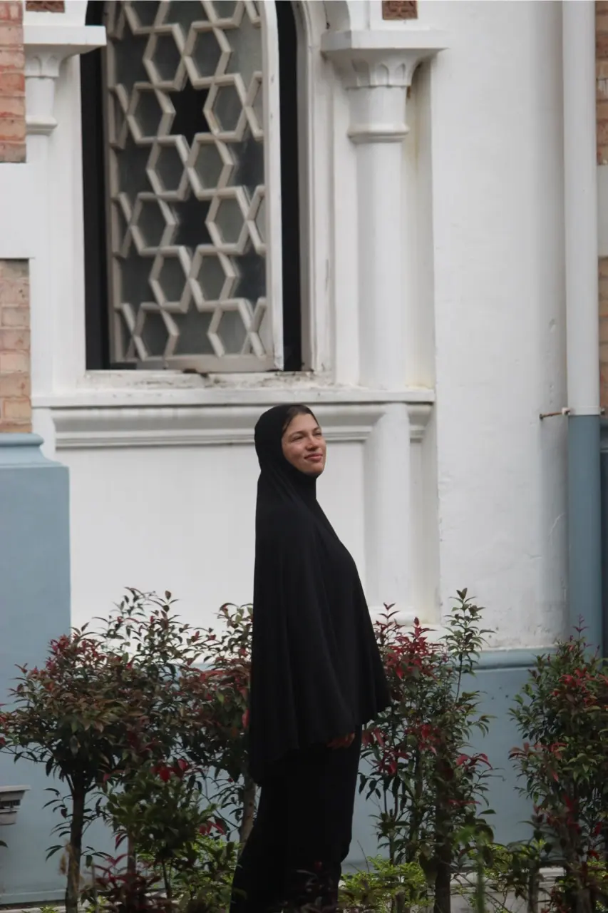 portretfoto van een gesluierde vrouw voor moskee