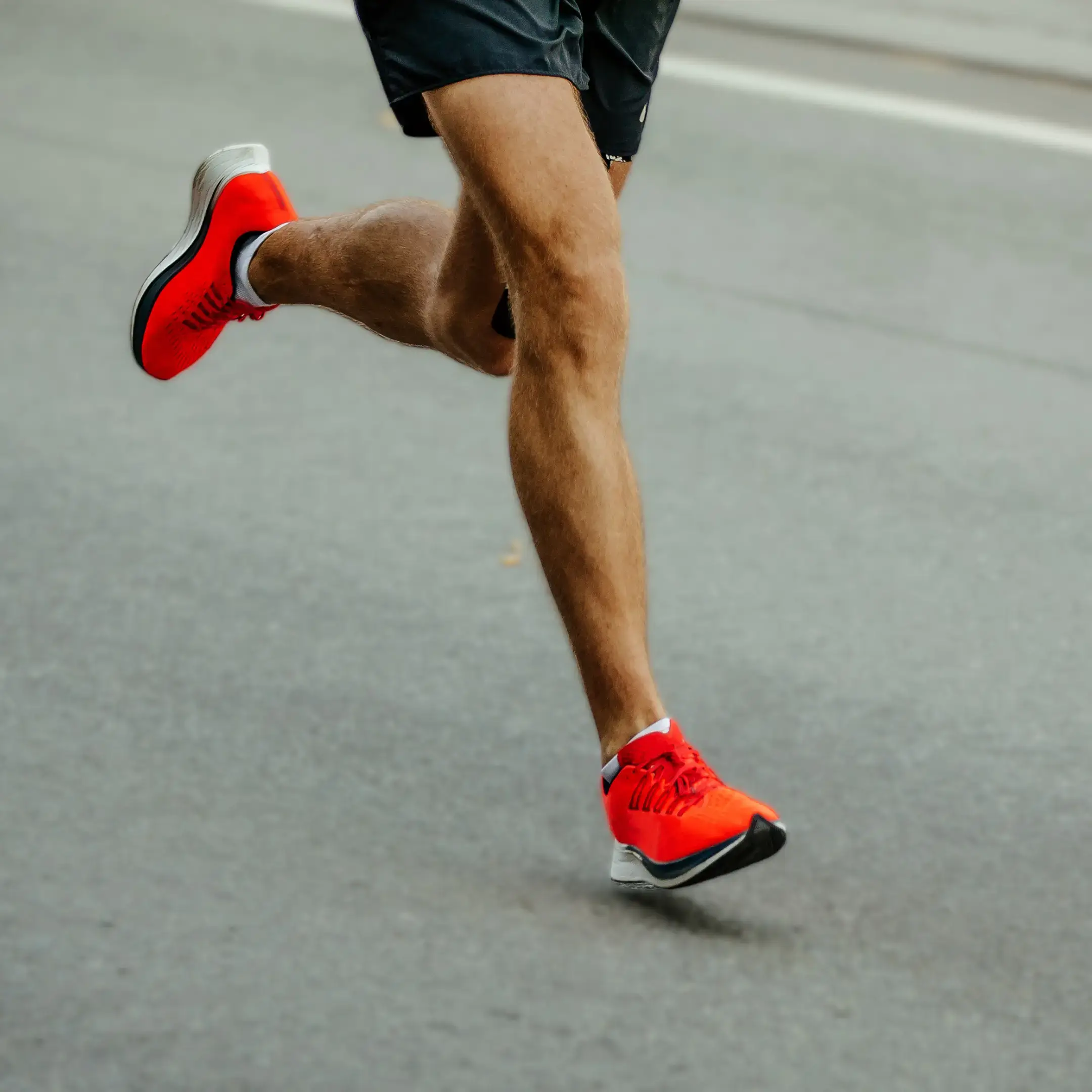 Nahaufnahme von Laufschuhen in Bewegung im FAQ Bereich zu Training in Dielsdorf