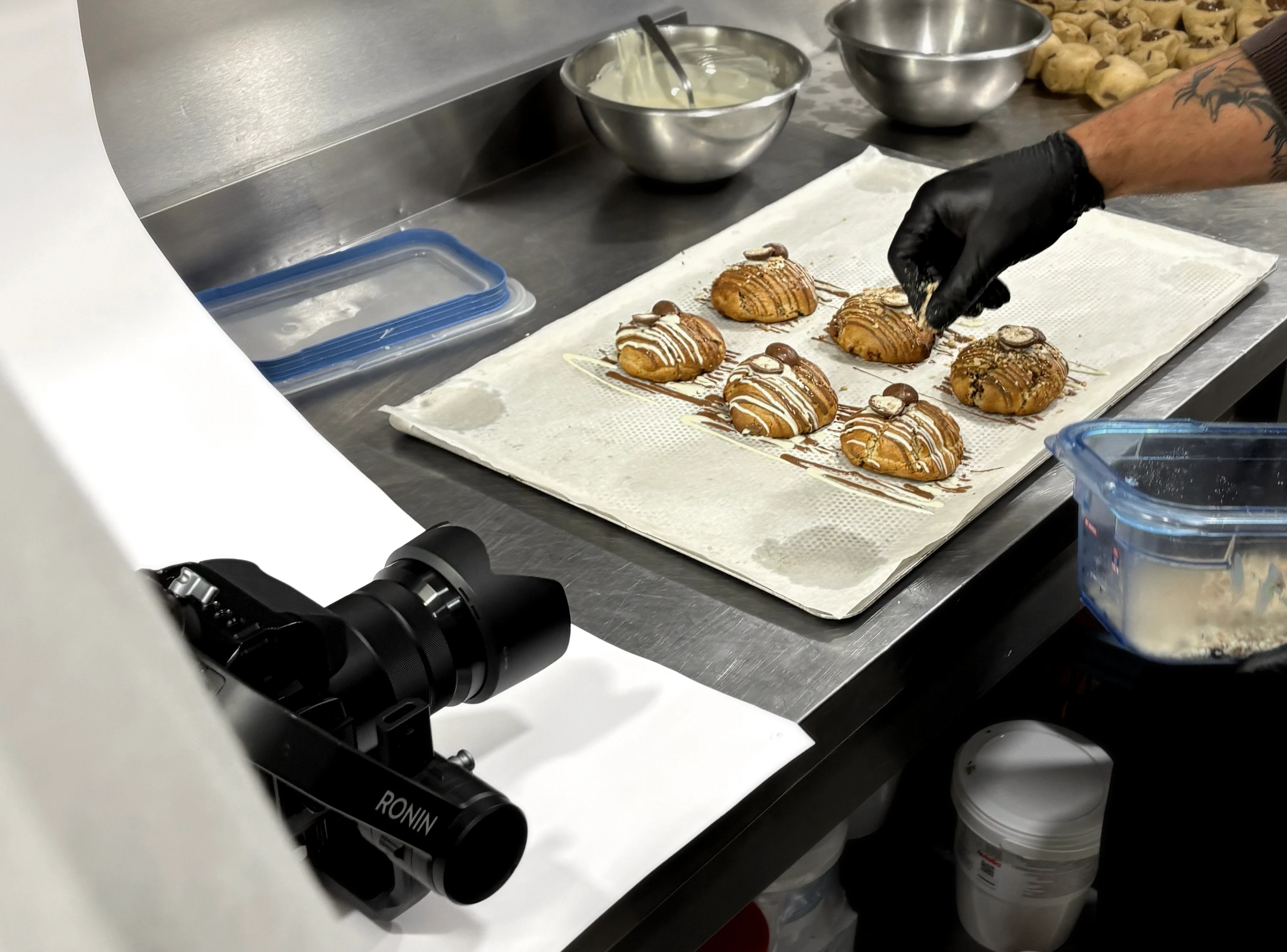 Coulisses d'un shooting photo culinaire pour une marque de food. Création de contenu réseaux sociaux et DA de marque par Tartelette Concept.