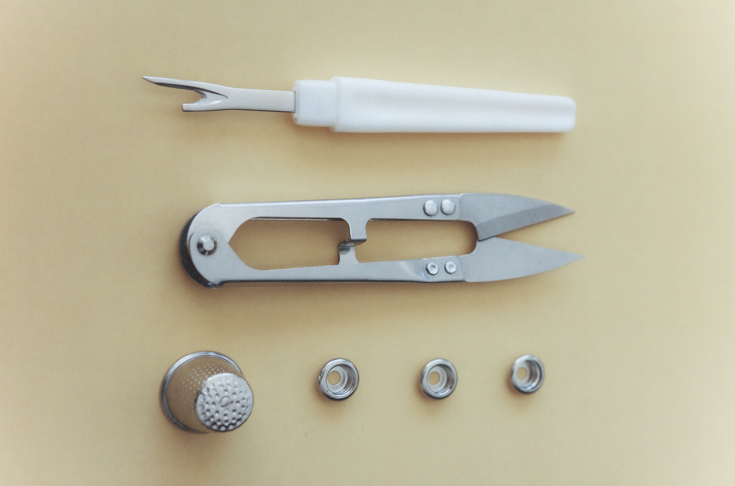 instruments de couture, décout-vite, coupe-fil, oeillets et dé à coudre