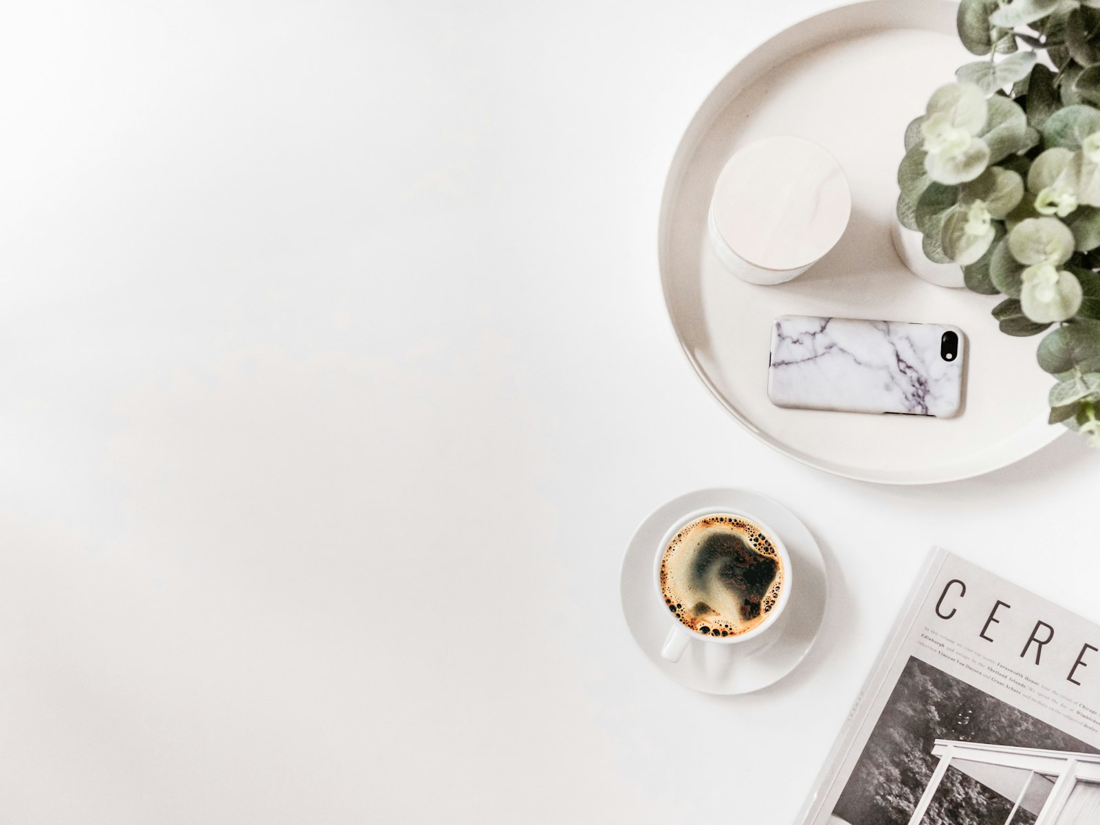 Taza de café blanca sobre una mesa, estilo flatlay de cafetería | White coffee cup on a table, café flatlay style