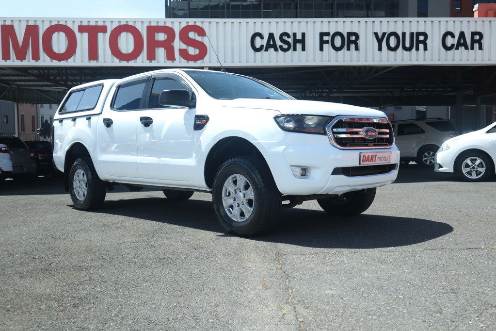 A view of the top of the eiffel tower