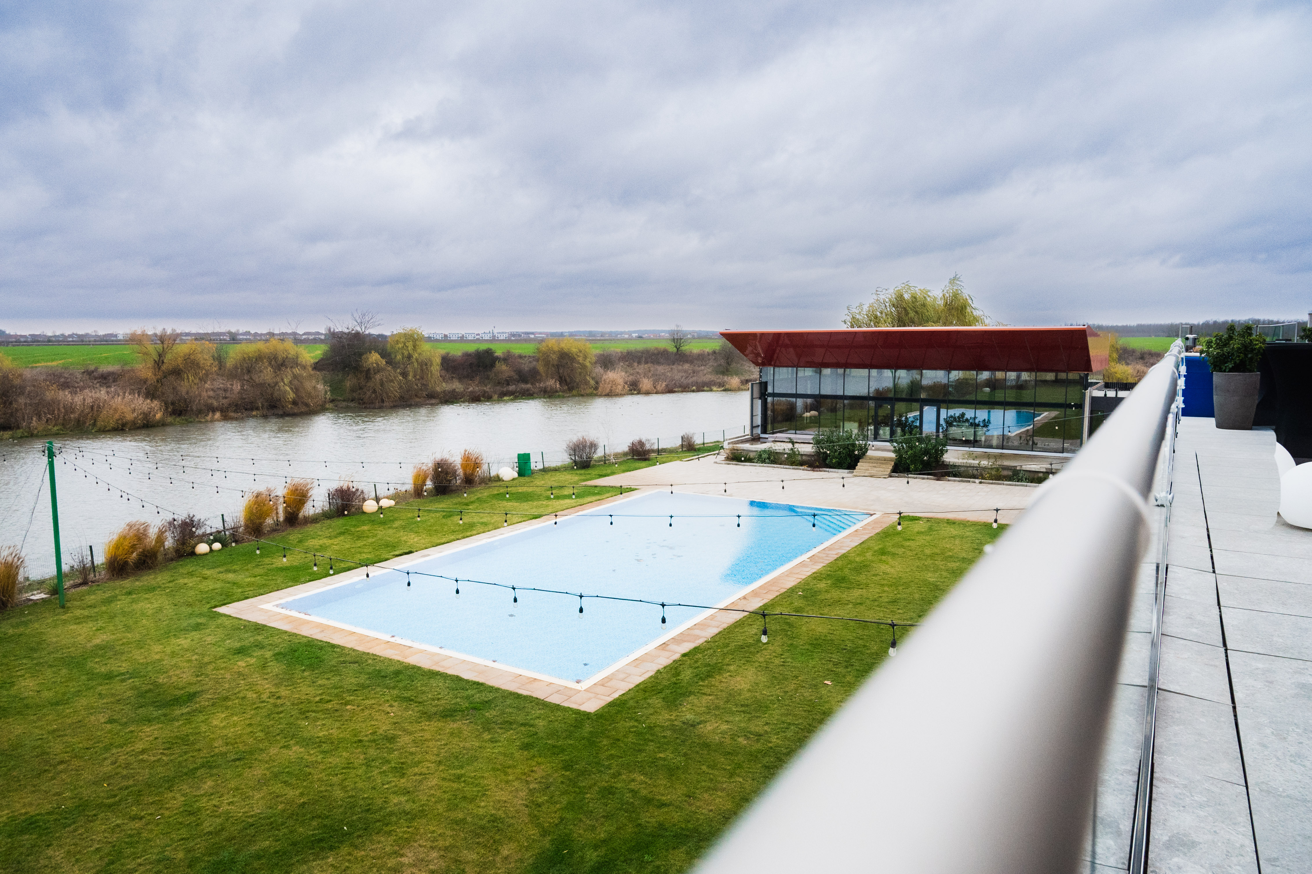 Piscină exterioară și zona de lounge la Zooma Events Corbeanca — fotografie de locație pentru evenimente corporate.