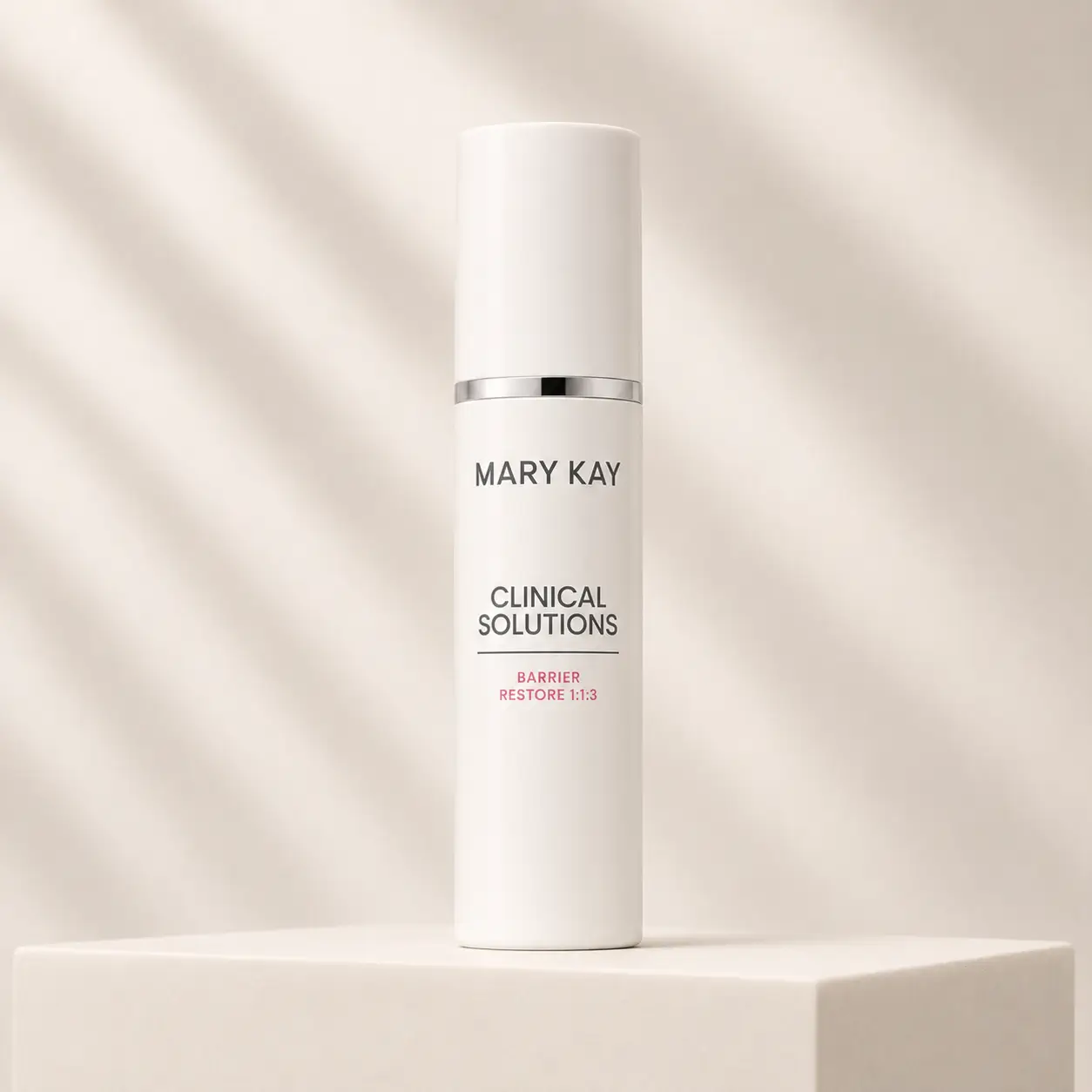 Loção Facial Restauradora de Barreira 1:1:3 Mary Kay Clinical Solutions em frasco branco sobre pedestal em fundo bege
