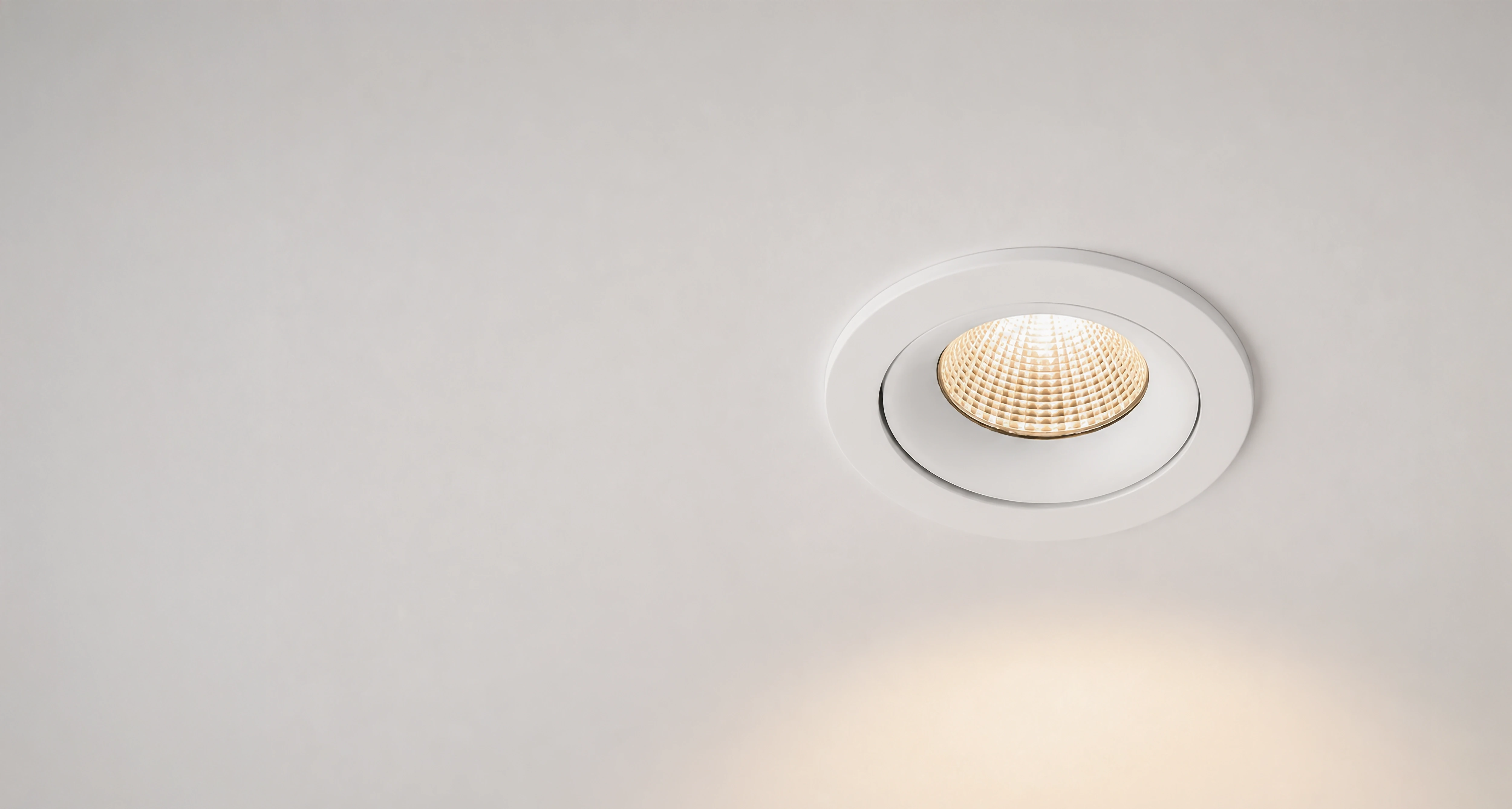 Czarna kompaktowa oprawa sufitowa LED Stellar ALFA A3 typu downlight z modułowego systemu Stellar ALFA