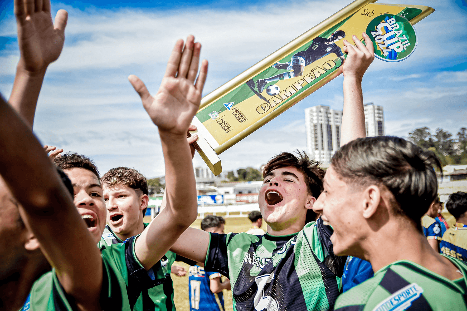 Atletas comemorando vitória em partida da Brazil Cup