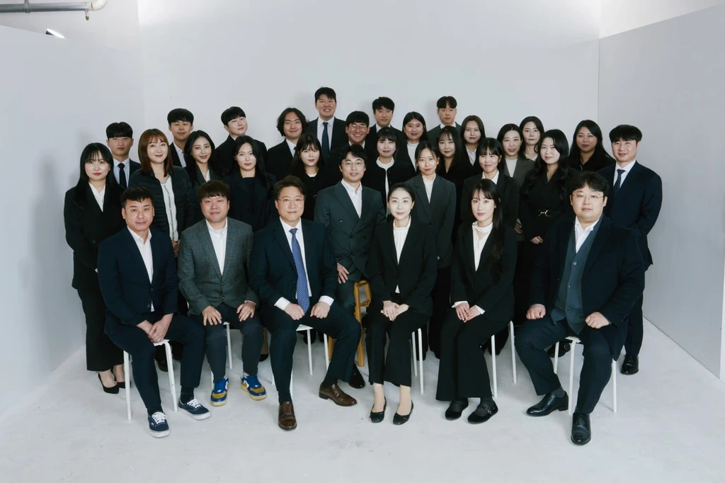 안택스 에셋 직원들이 함께 모여 촬영한 단체 사진