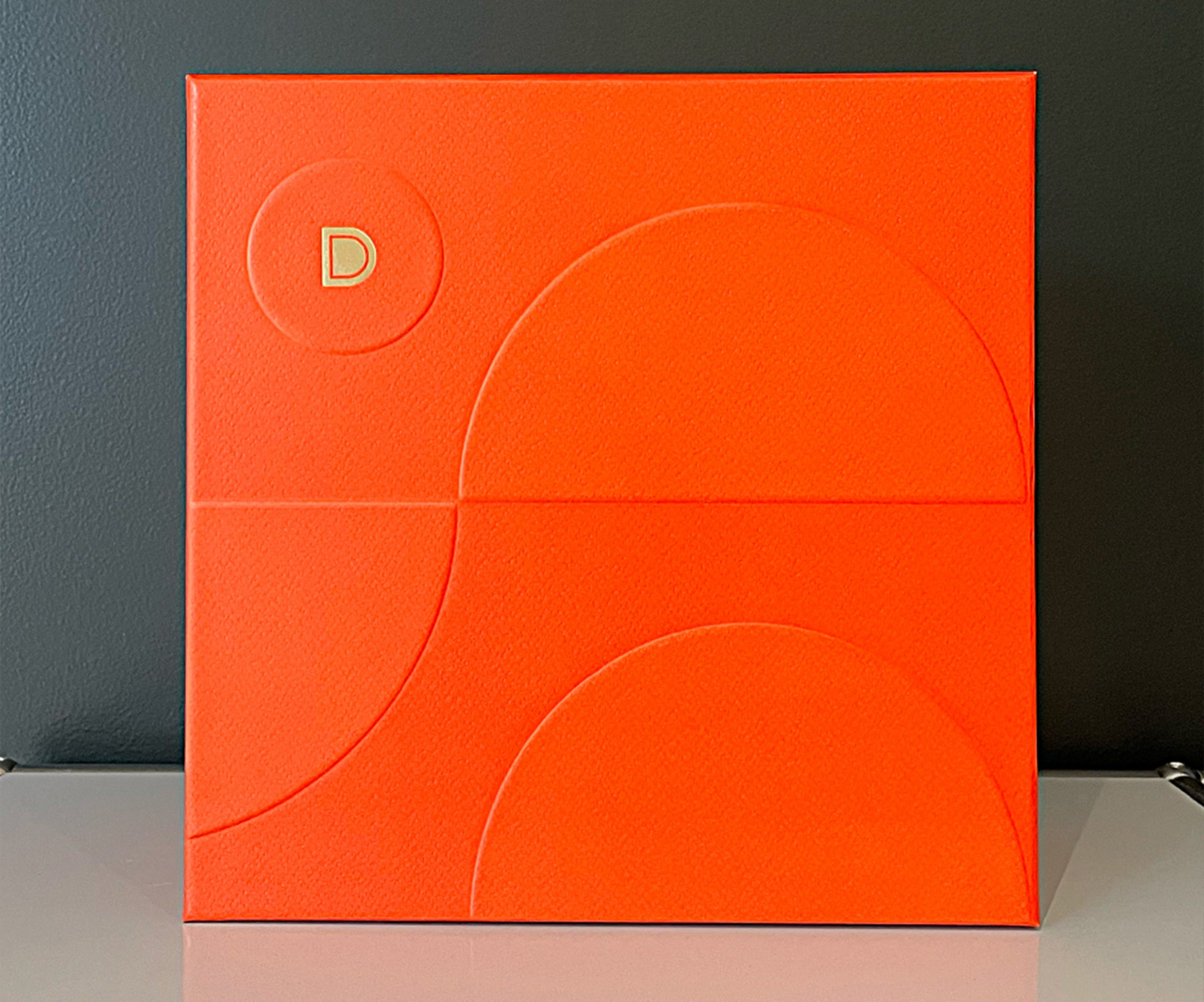 Boite cadeaux de Devin Collection avec l'illustration originale dessus en embossage