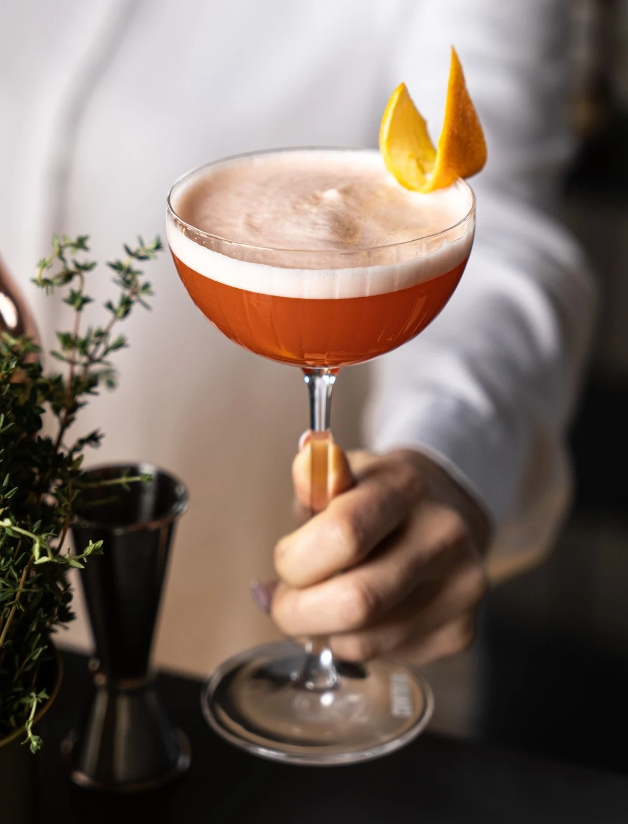 Koktajle z drink baru na wesele jako główna atrakcja wieczoru dla gości.