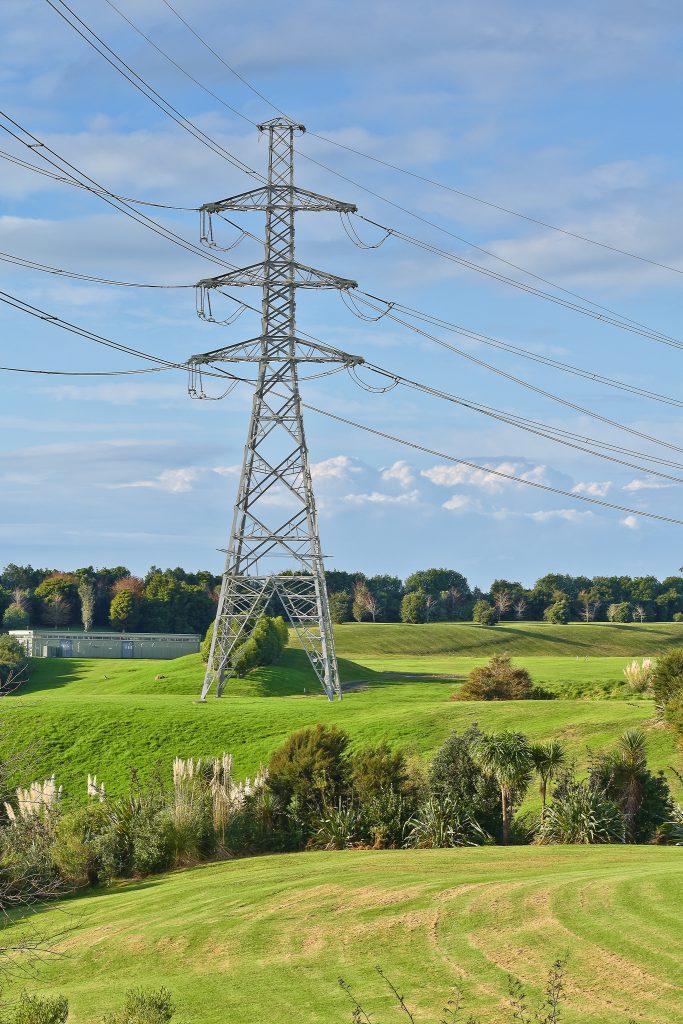 Kabelturm auf einer grünen Wiese