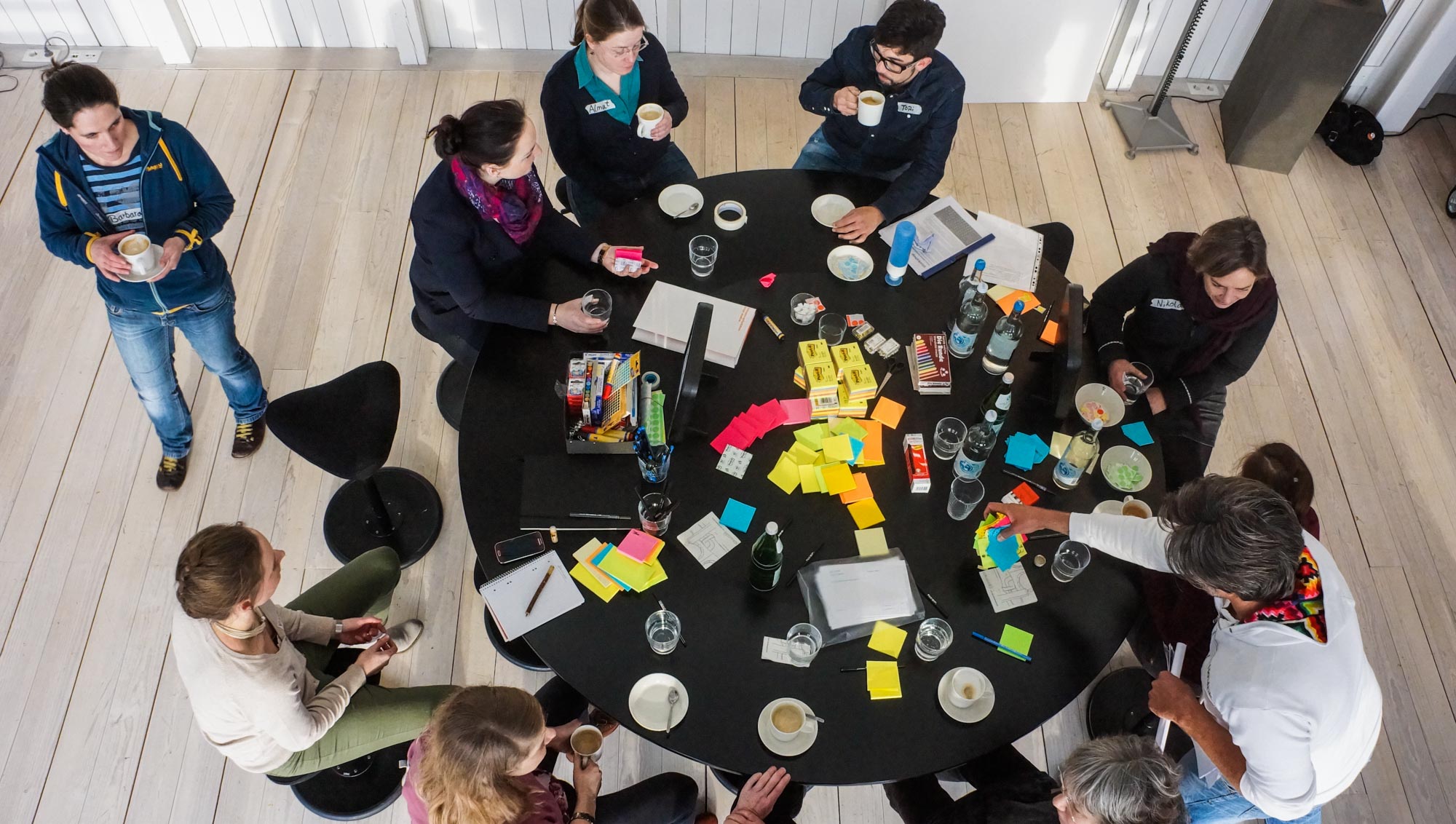 Runder Workshop-Tisch auf dem Ponton von Design for Human Nature