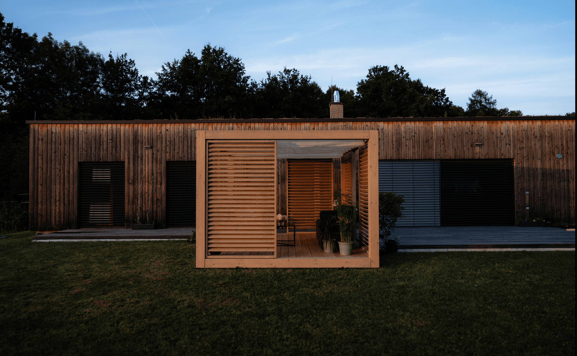 Moderní zahradní pergola TerraBlock – přírodní dřevo, stylová terasa