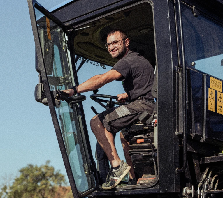 Portrait de Jérome, au volant de la machine à vendanger