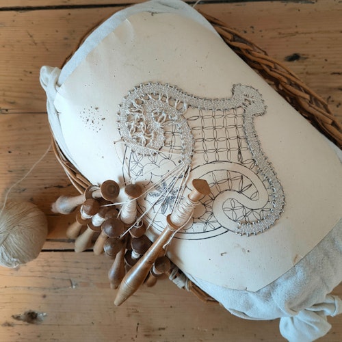 Renda bobbin, juga dikenal sebagai renda bantalan