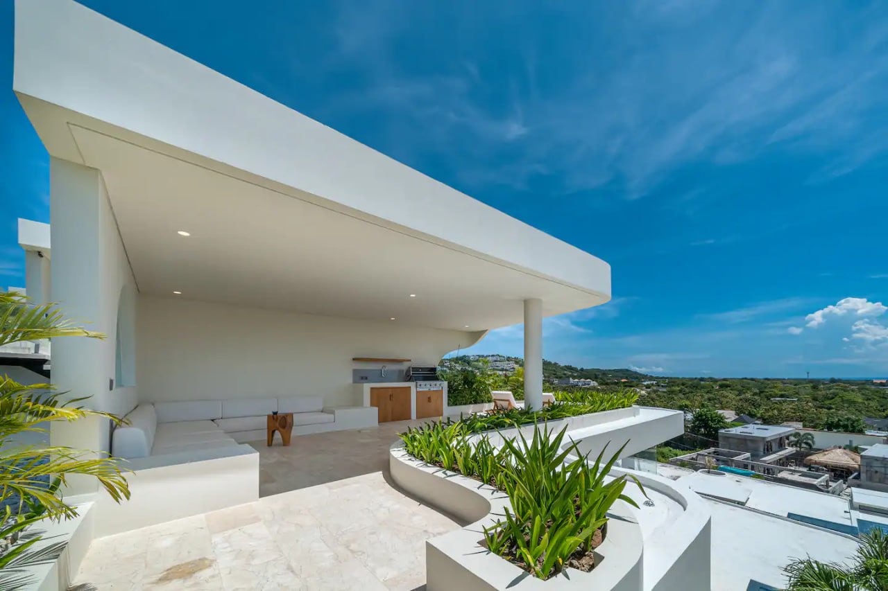 3-bedroom villa with panoramic ocean views in Bingin