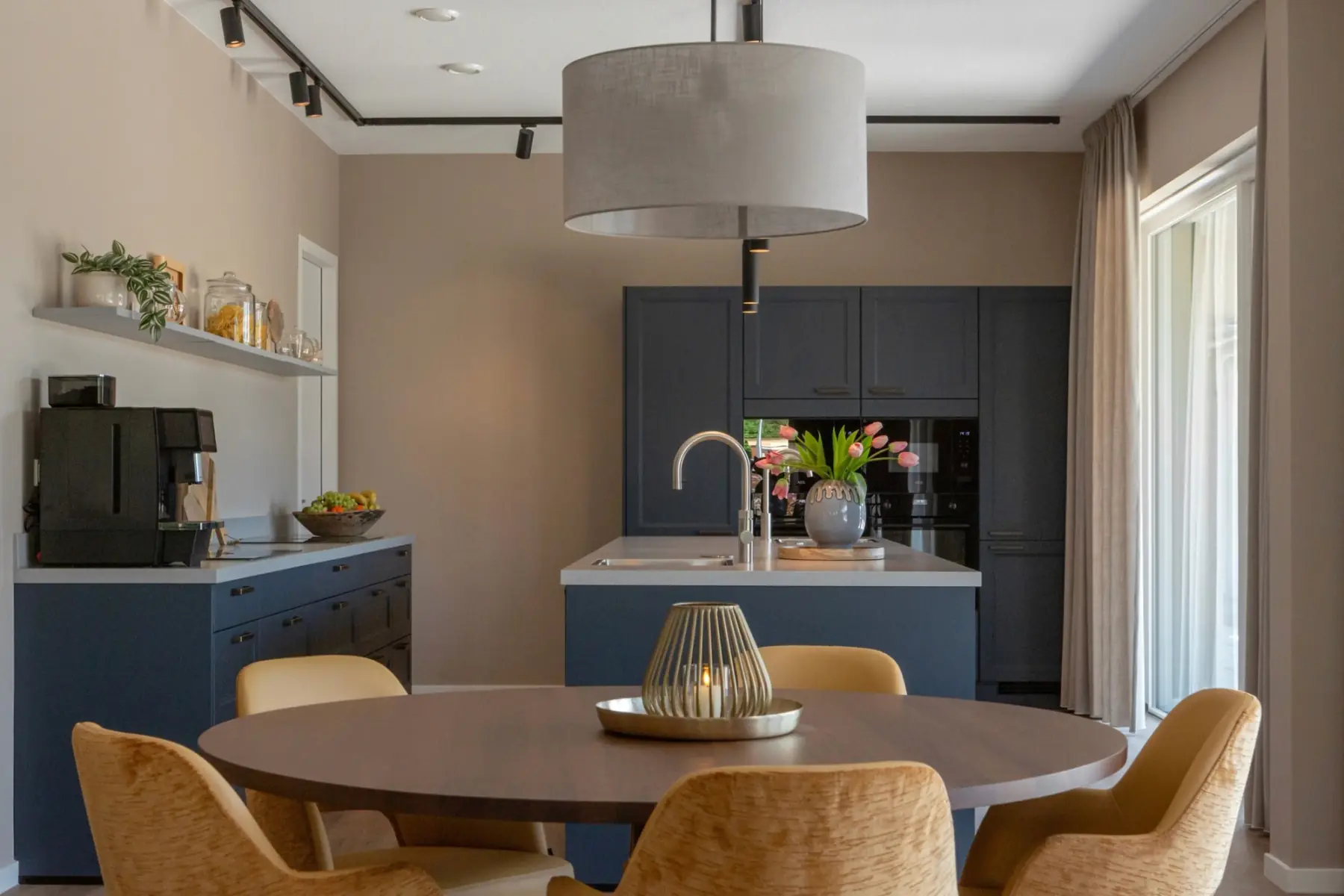 Donkerblauwe woonkeuken in ouderenzorglocatie Villa Castrum