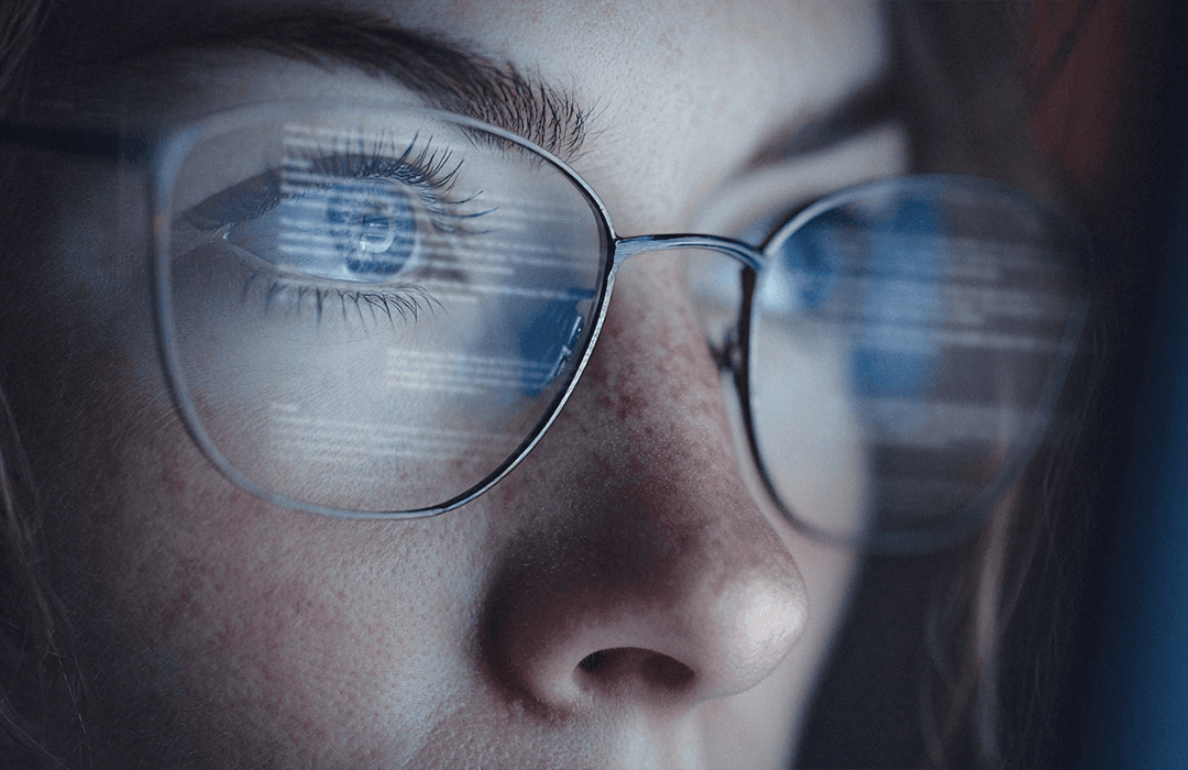 Olhar focado em dados refletidos nos óculos ilustrando o roi do legal operations