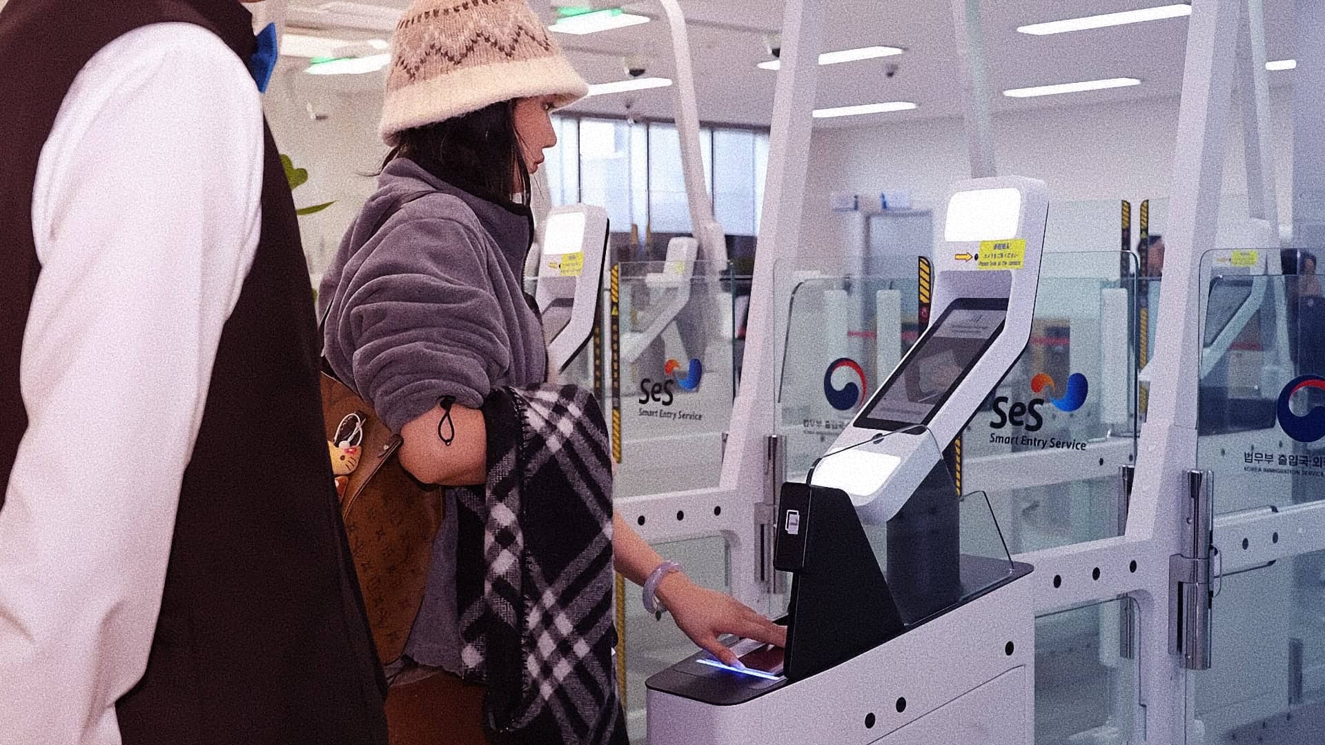 Hành khách quét hộ chiếu tại kiosk Smart Entry Service (SES) sân bay Incheon với logo SES của Bộ Tư pháp