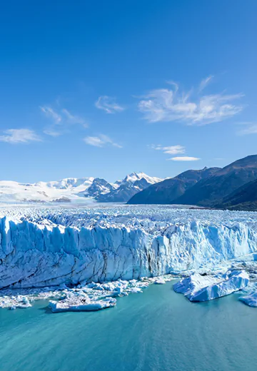 Embarcação tradicional de totora no Lago Titicaca, com estrutura artesanal flutuando sobre águas azuis no Peru
