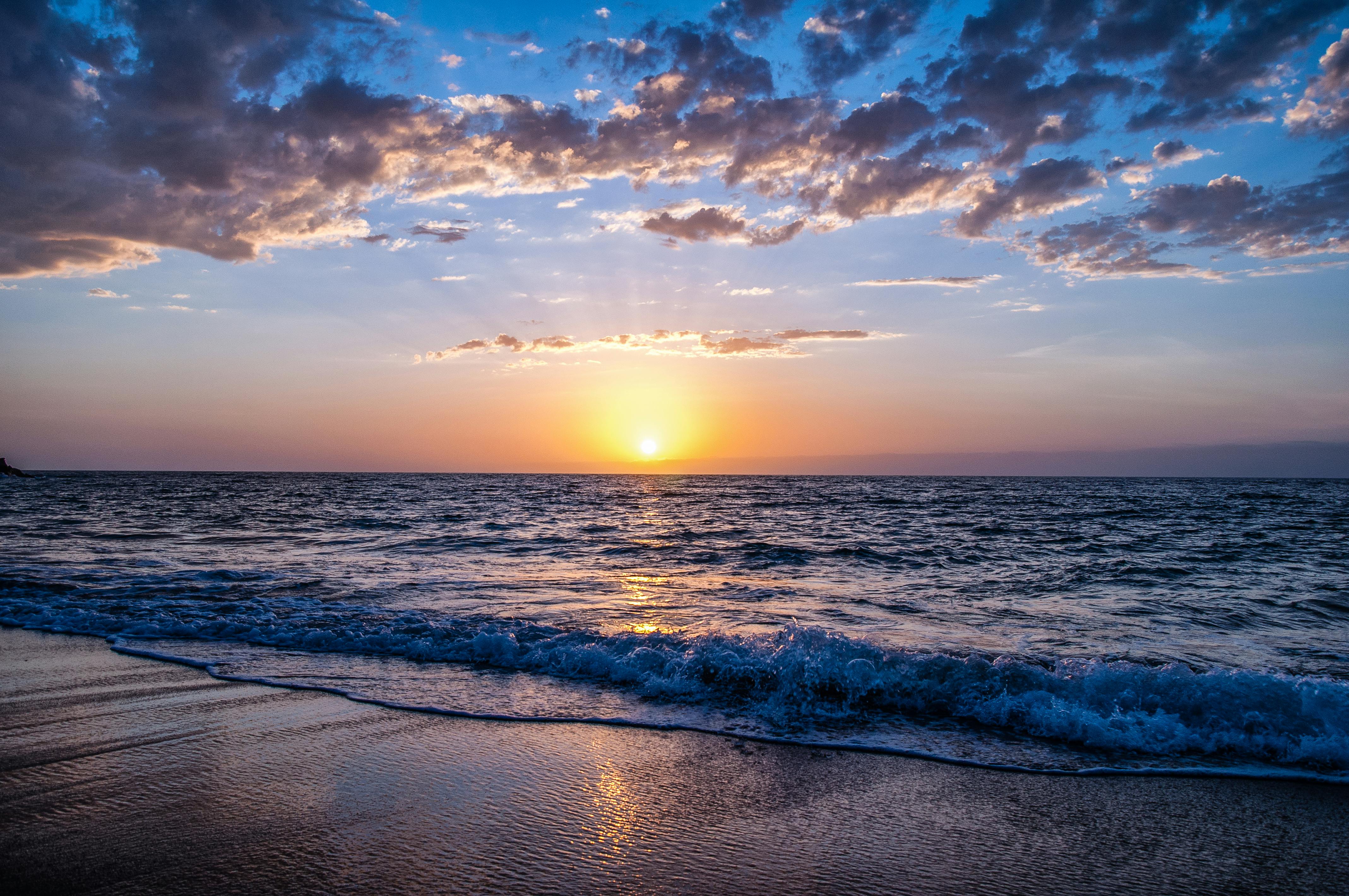 海平面日落夕陽景色，作為沈浸式 3D 圖片輪播的視覺素材