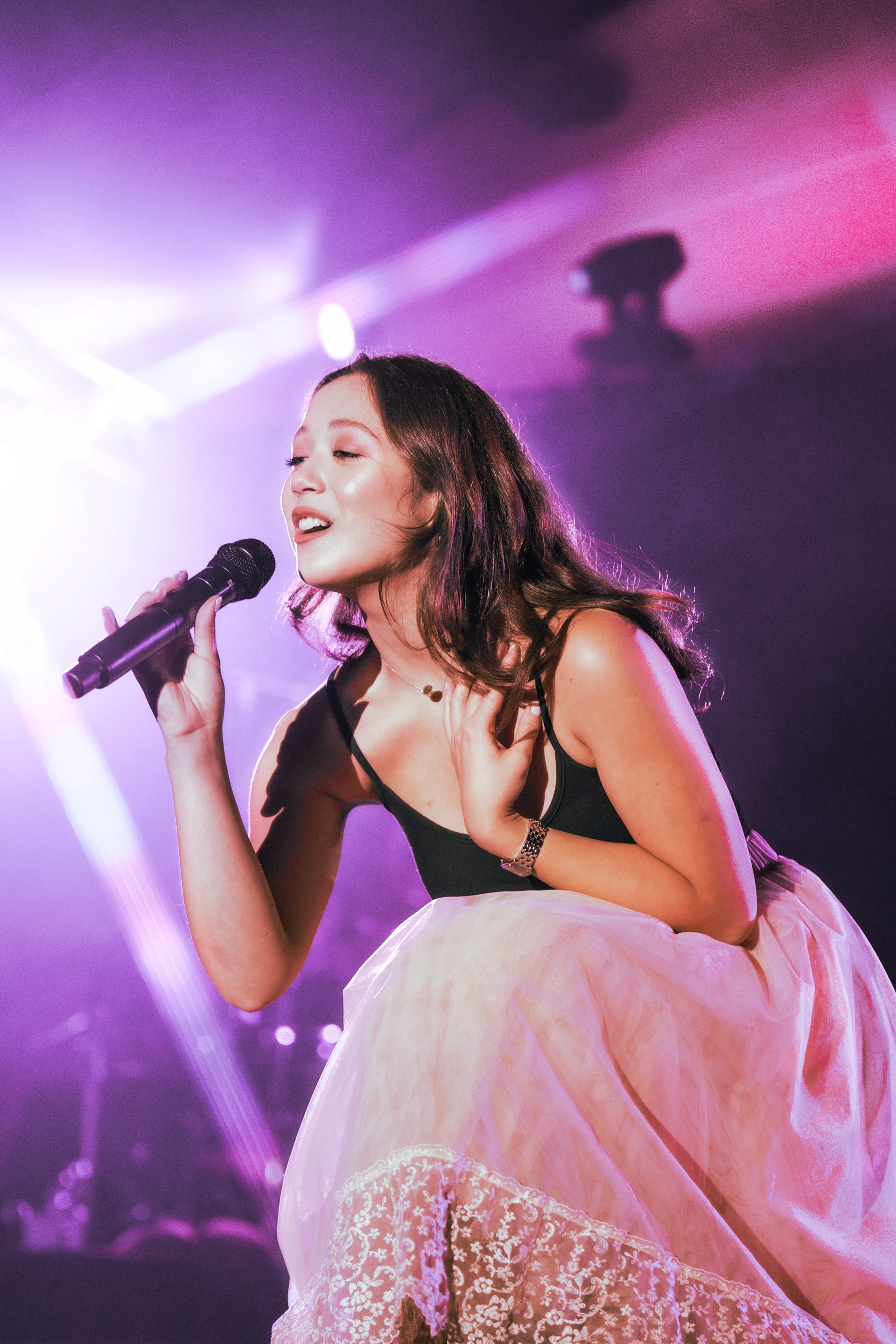 Laufey performing at a concert, photographed by Serena yang