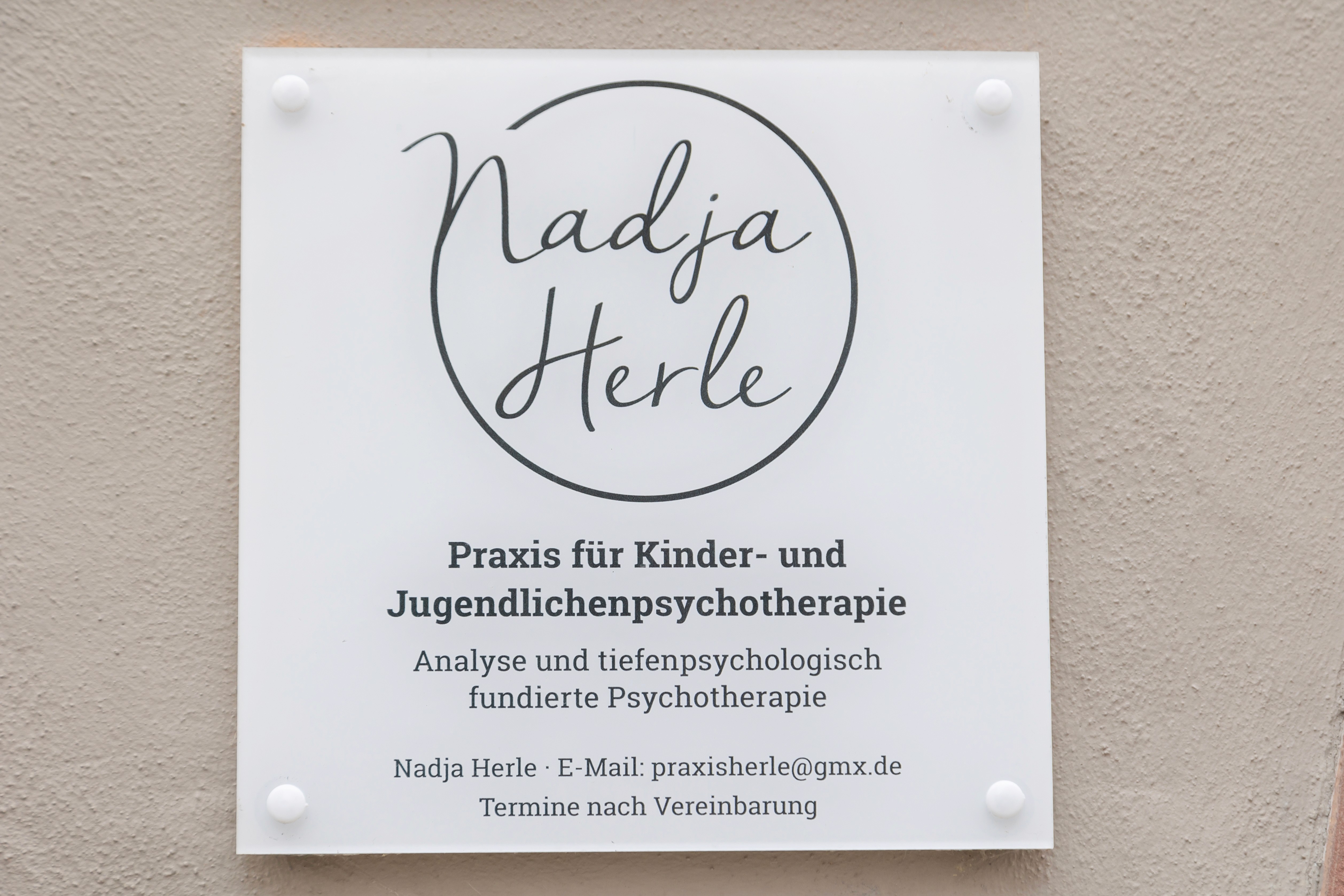 Bild der Praxis - Schild mit Informationen