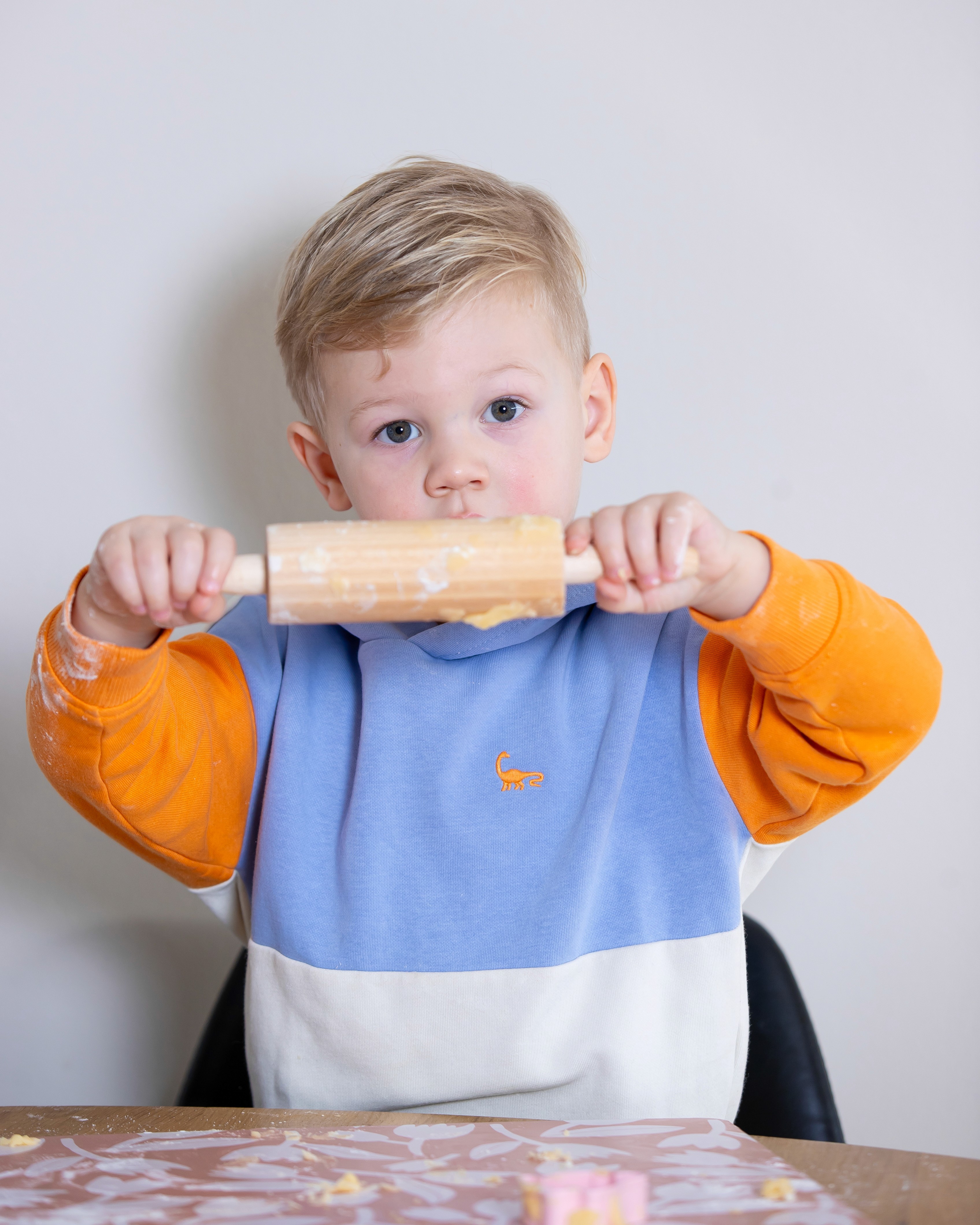 Stiekem koekjesdeeg snoepen van de deegroller.