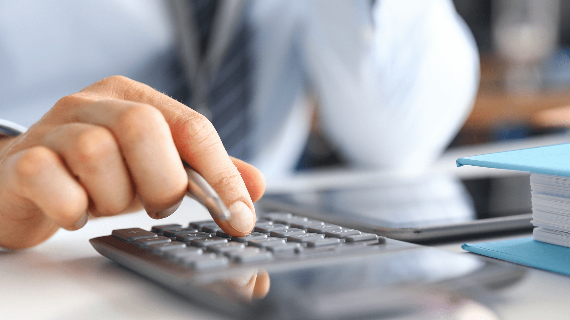 Quels facteurs influencent le budget pour se lancer sur Amazon FBA ?