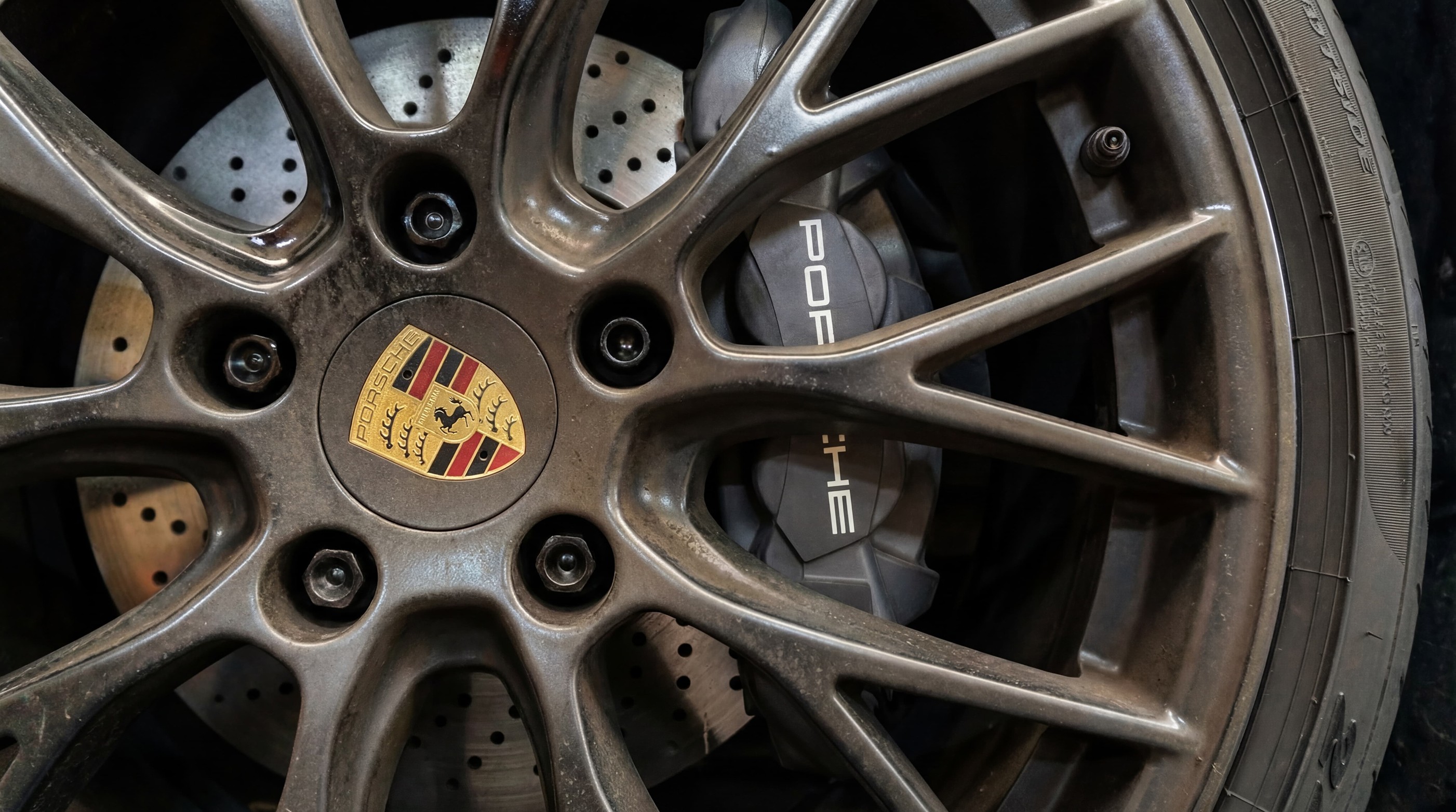 Avant nettoyage de la jante d’une Porsche 911 GT3 RS avec résidus incrustés