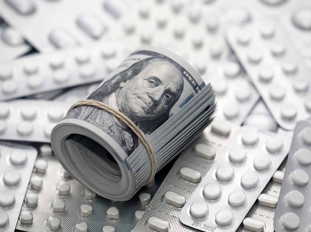 various weight loss pills covered by insurance alongside money to represent the costs involved