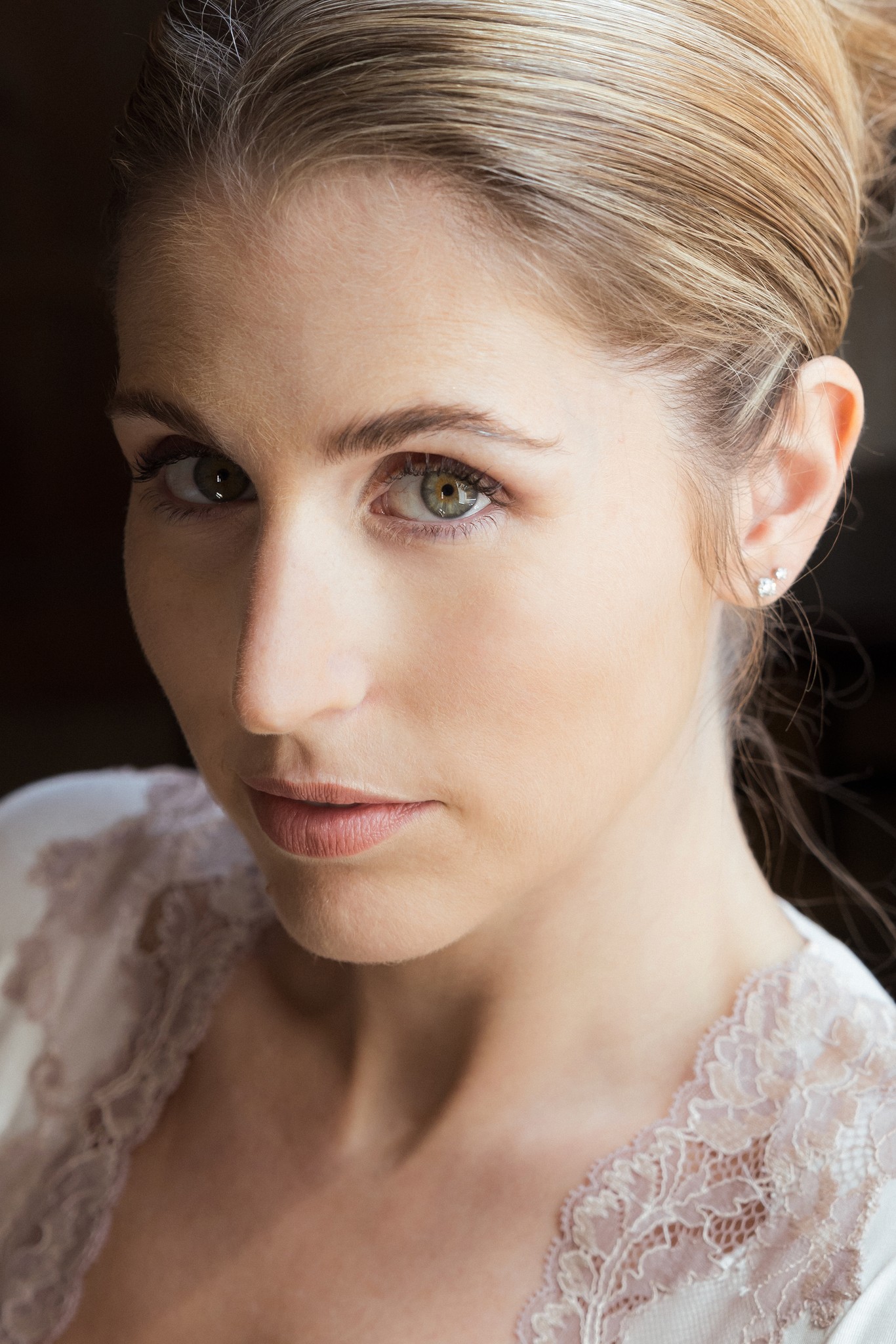 Ritratto della sposa Virginia prima della cerimonia, sguardo intenso in luce naturale, abito in pizzo bianco