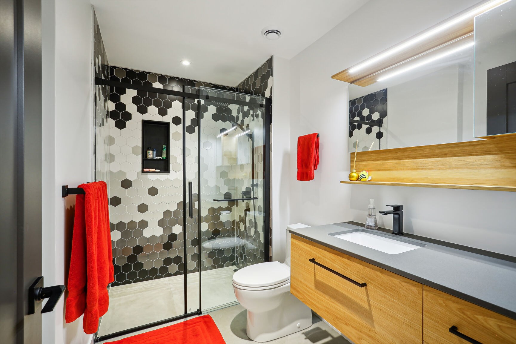 Deuxième salle de bain niveau jardin.