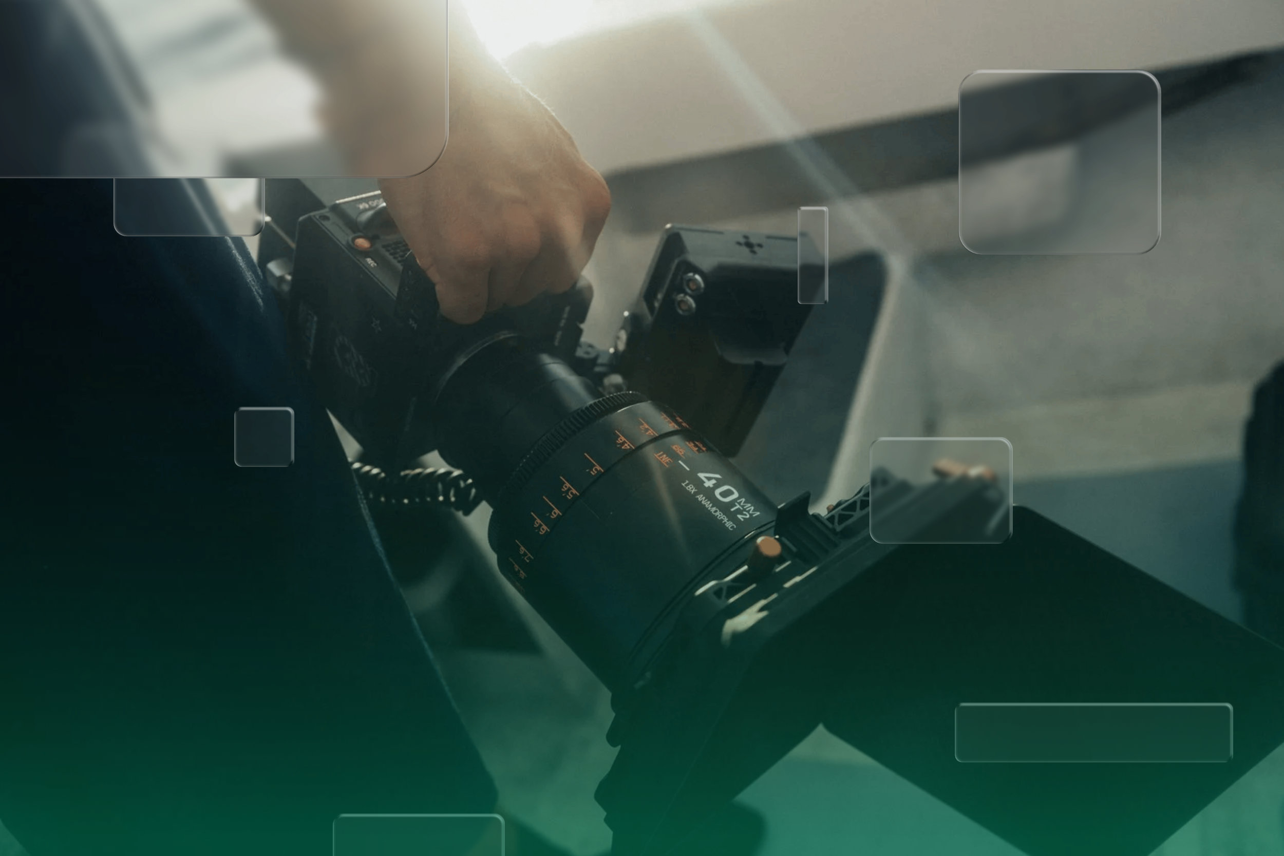 Videoproduktion Dresden Kameramann hällt Kamera