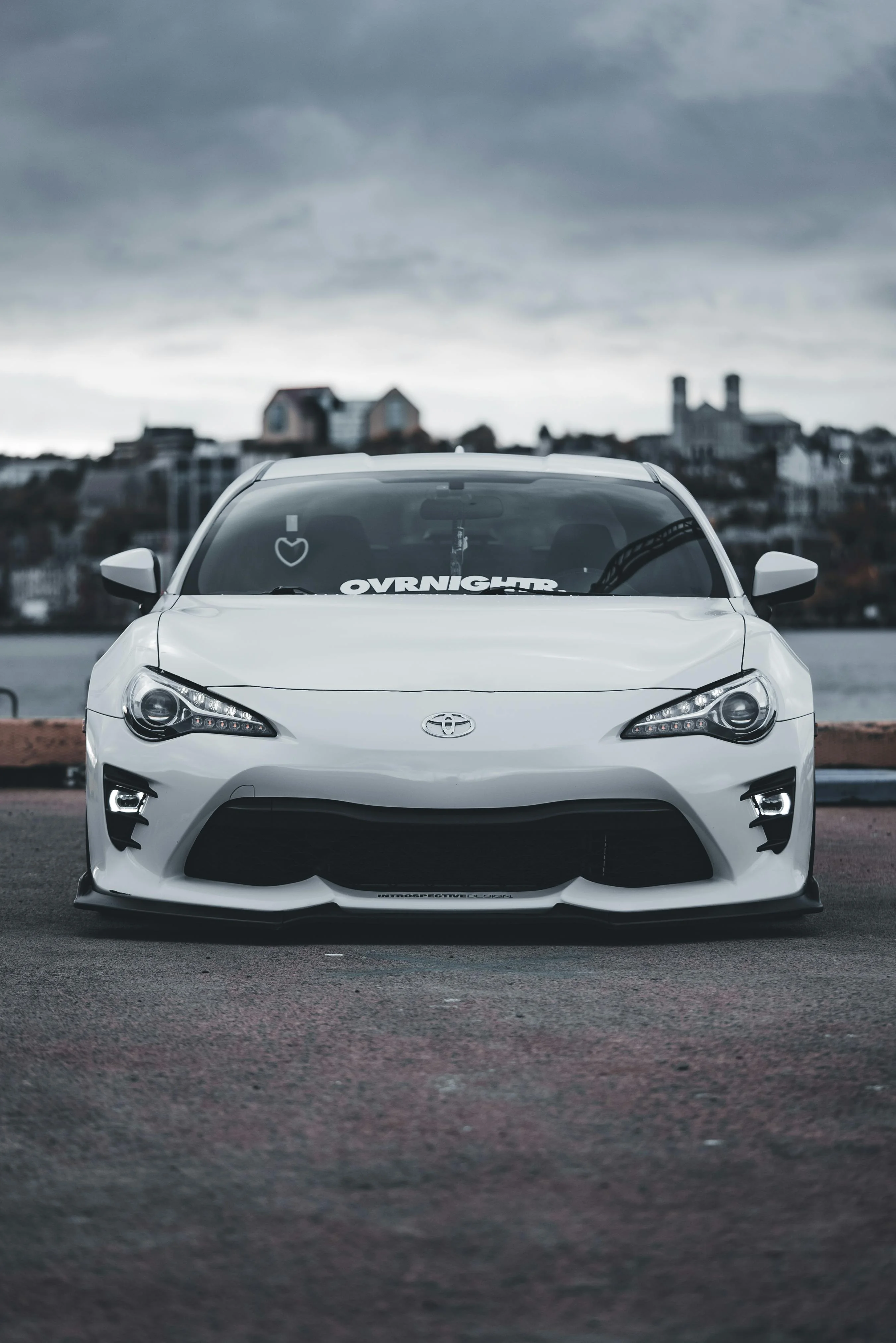 Une voiture japonaise sportive blanche, symbole de précision, de fiabilité et de passion automobile venue du Japon.