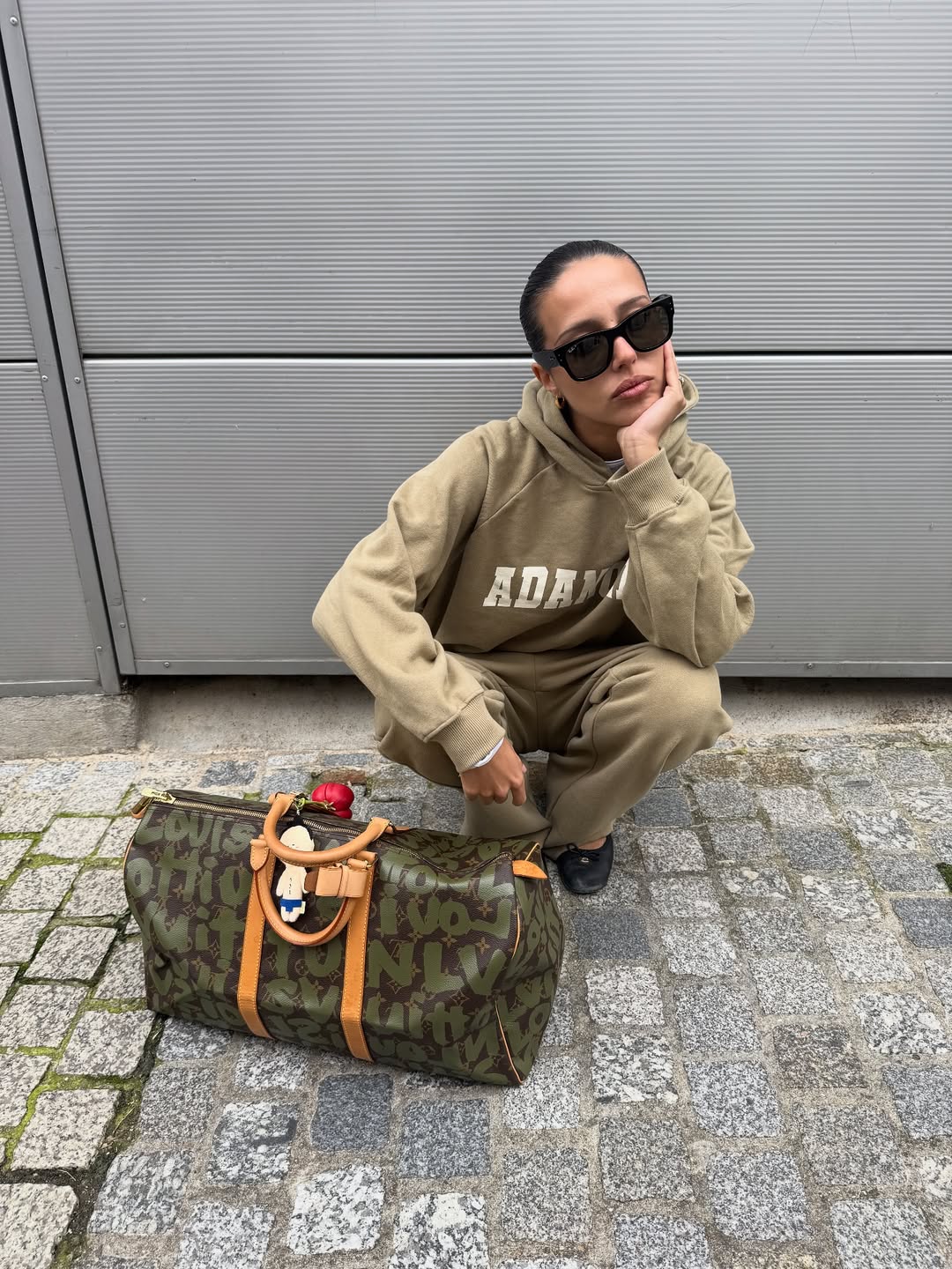 Maïna waiting for a plane with adanola oufit (collaboration)