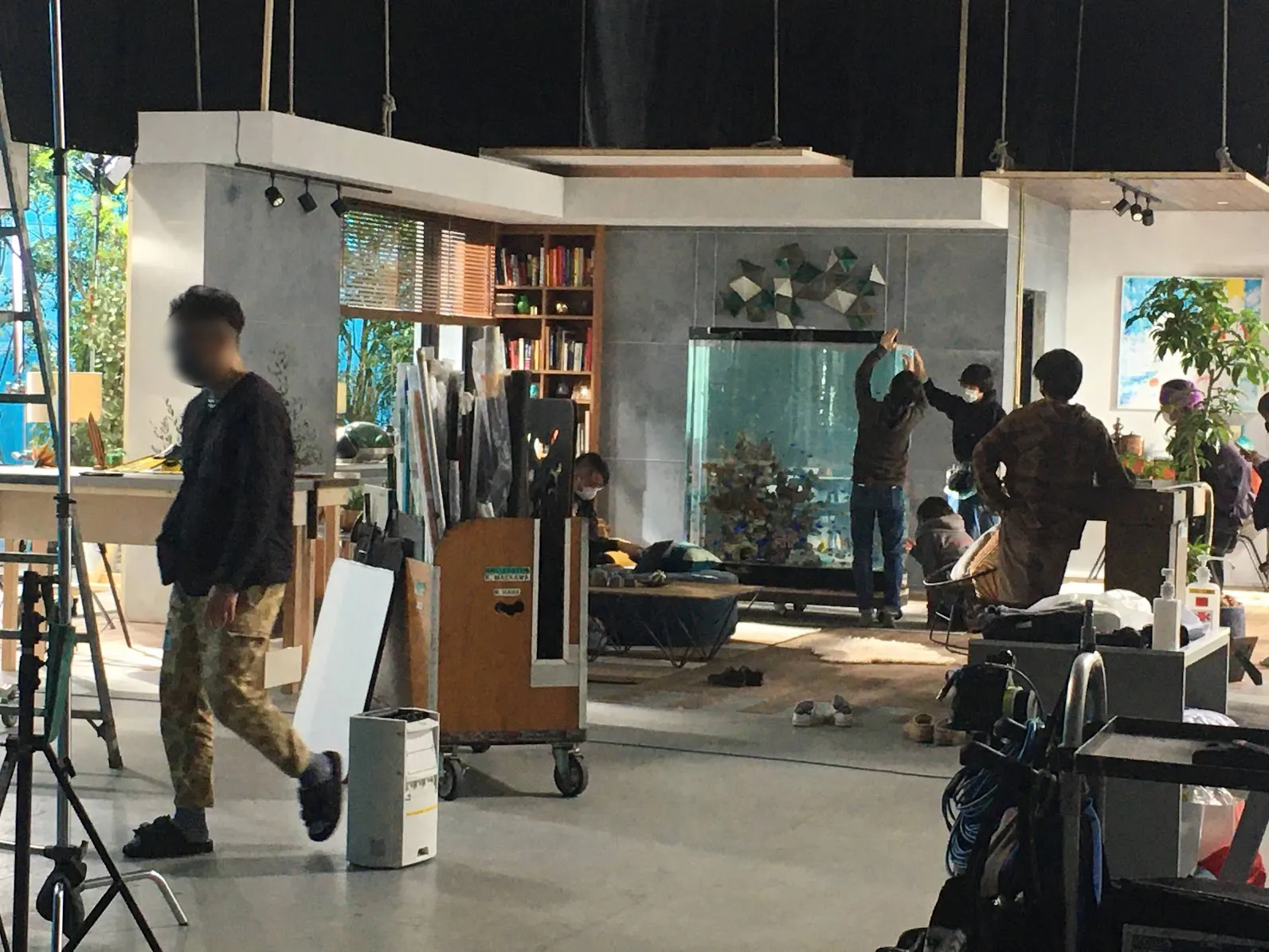 展示空間に大型アクアリウム水槽を設営するプロジェクト現場