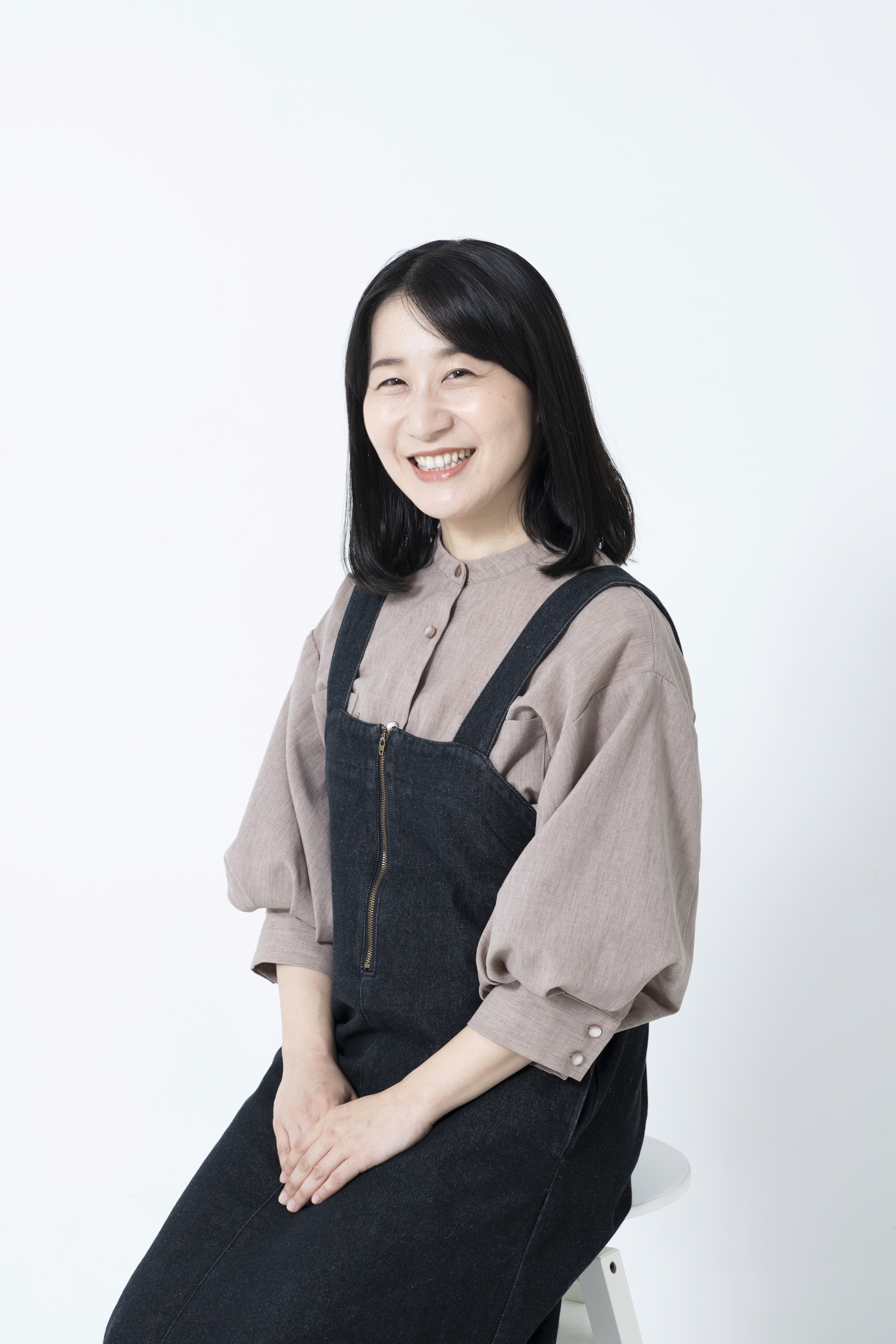 selective focus photograph of woman in pink crew-neck t-shirt