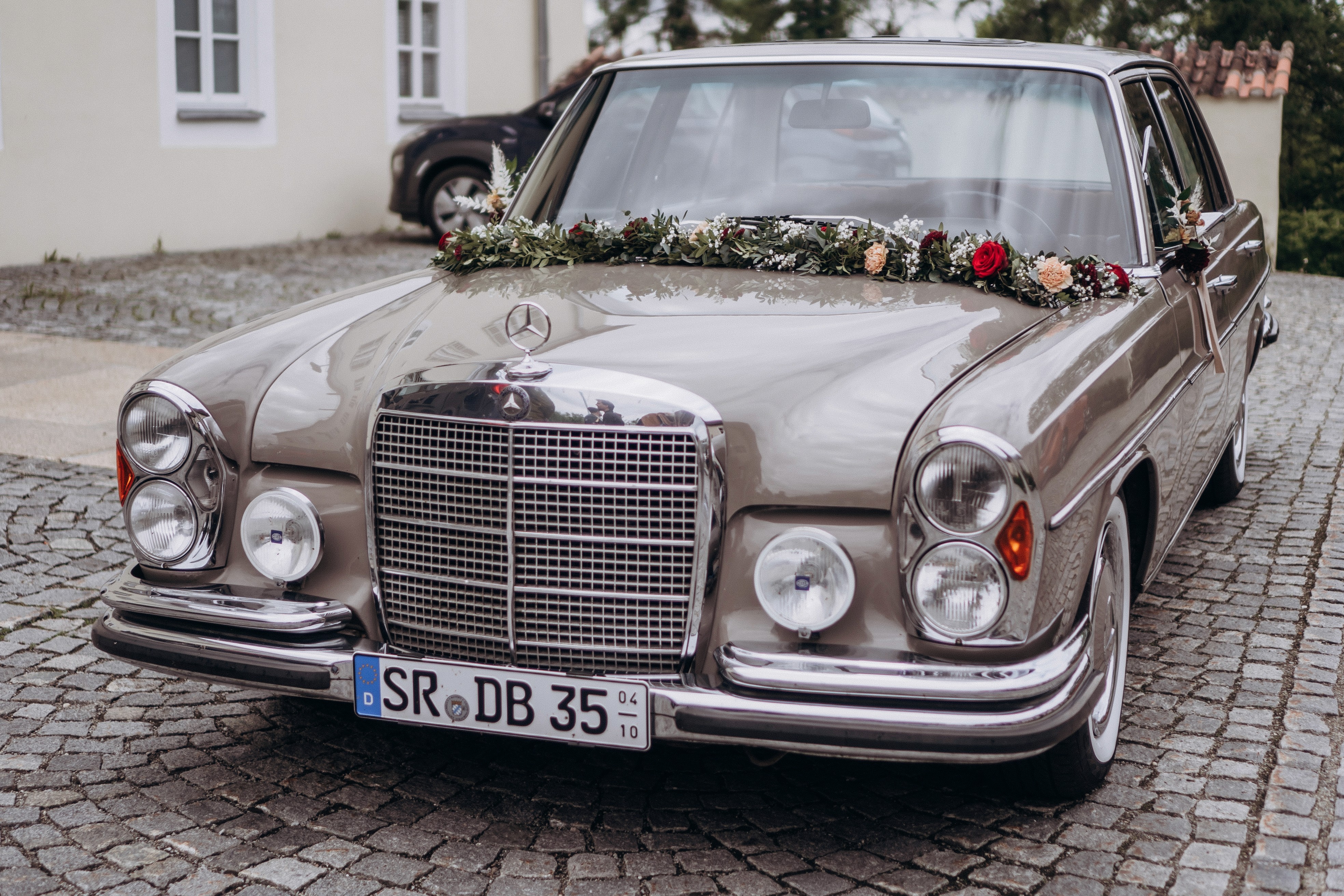 Hochzeitsfotografie in Bogen – klassisches Hochzeitsauto bei natürlicher Reportage.