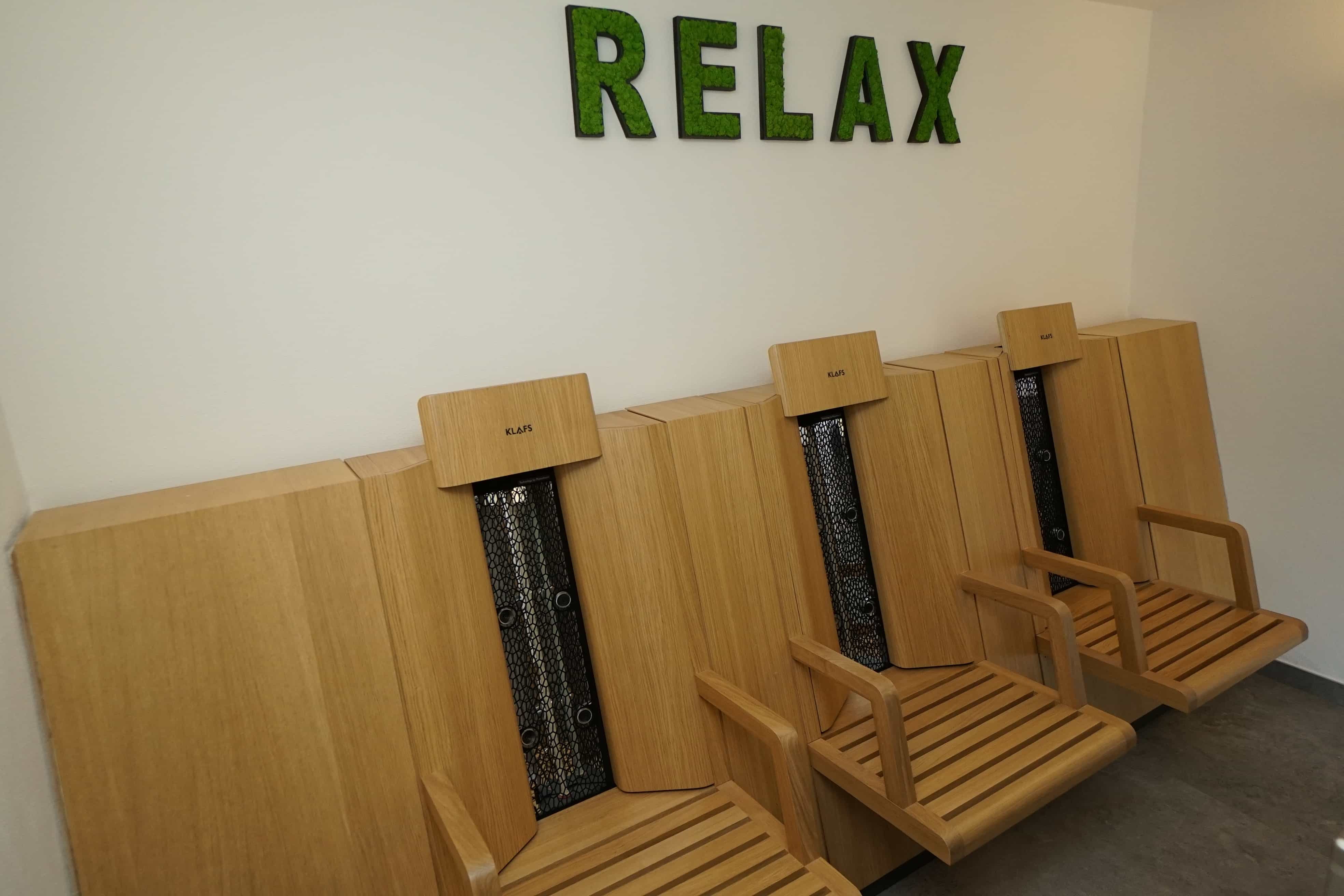 Infrarot Sitz darüber hängt in Moos Relax