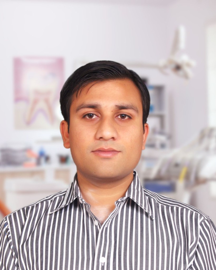 Dr. Ankur Gupta, Prosthodontist and Implantologist at Dentistree Dental Clinic Kolkata.
