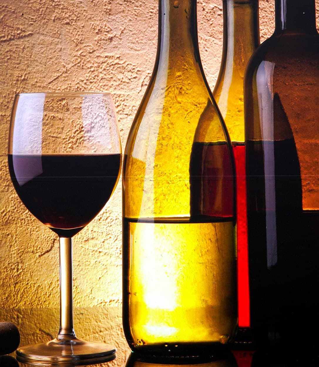 Bouteille et verre de vin rouge