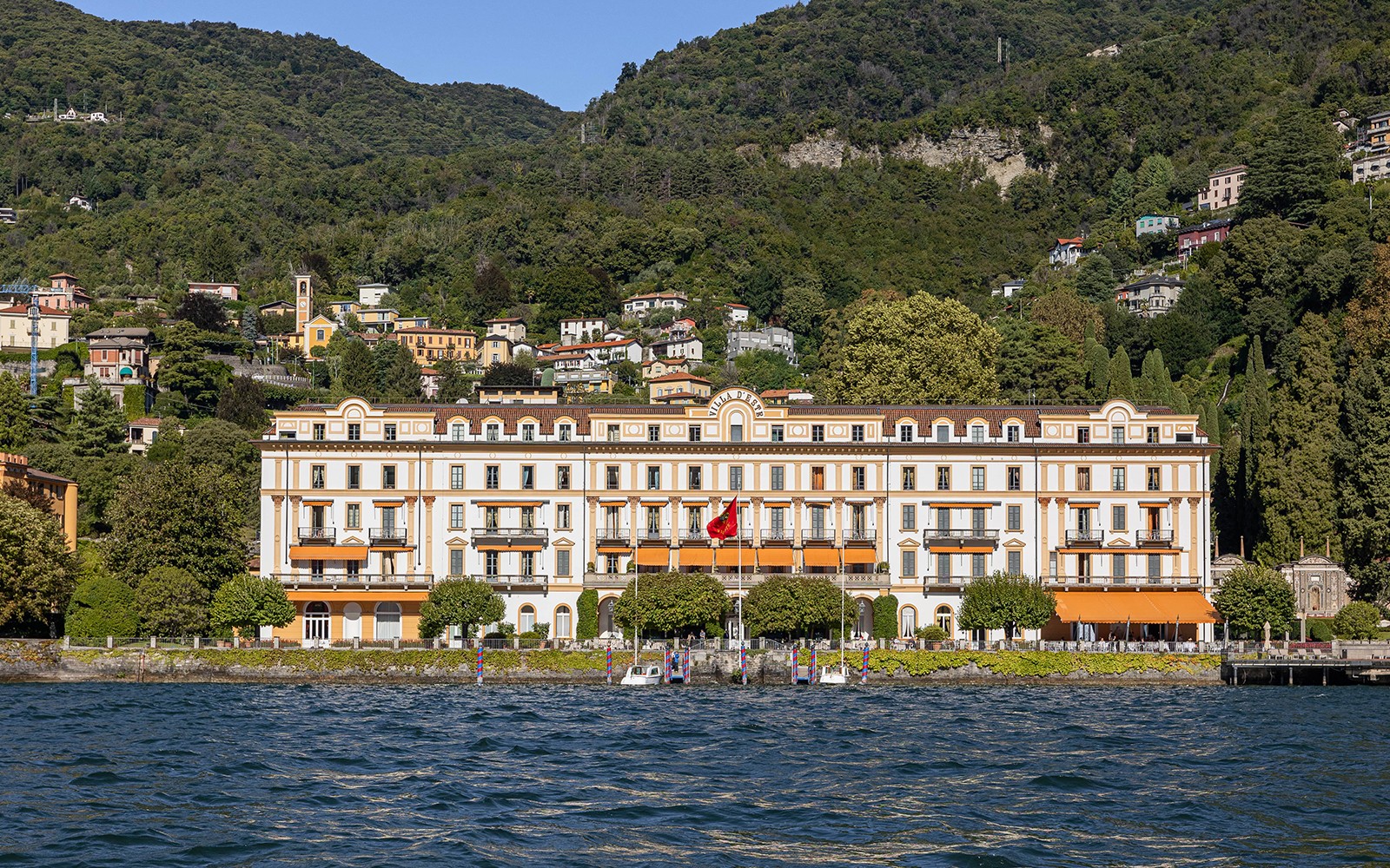 科莫湖畔的埃斯特别墅，坐拥山坡风光与湖景。