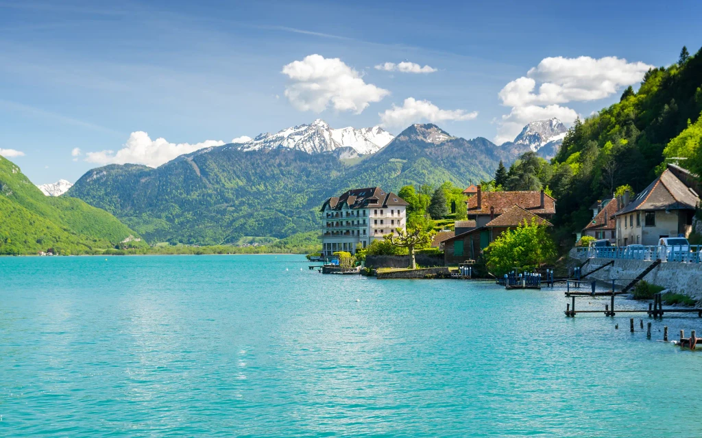 Dag 1 sykler vi til Lake Annecy