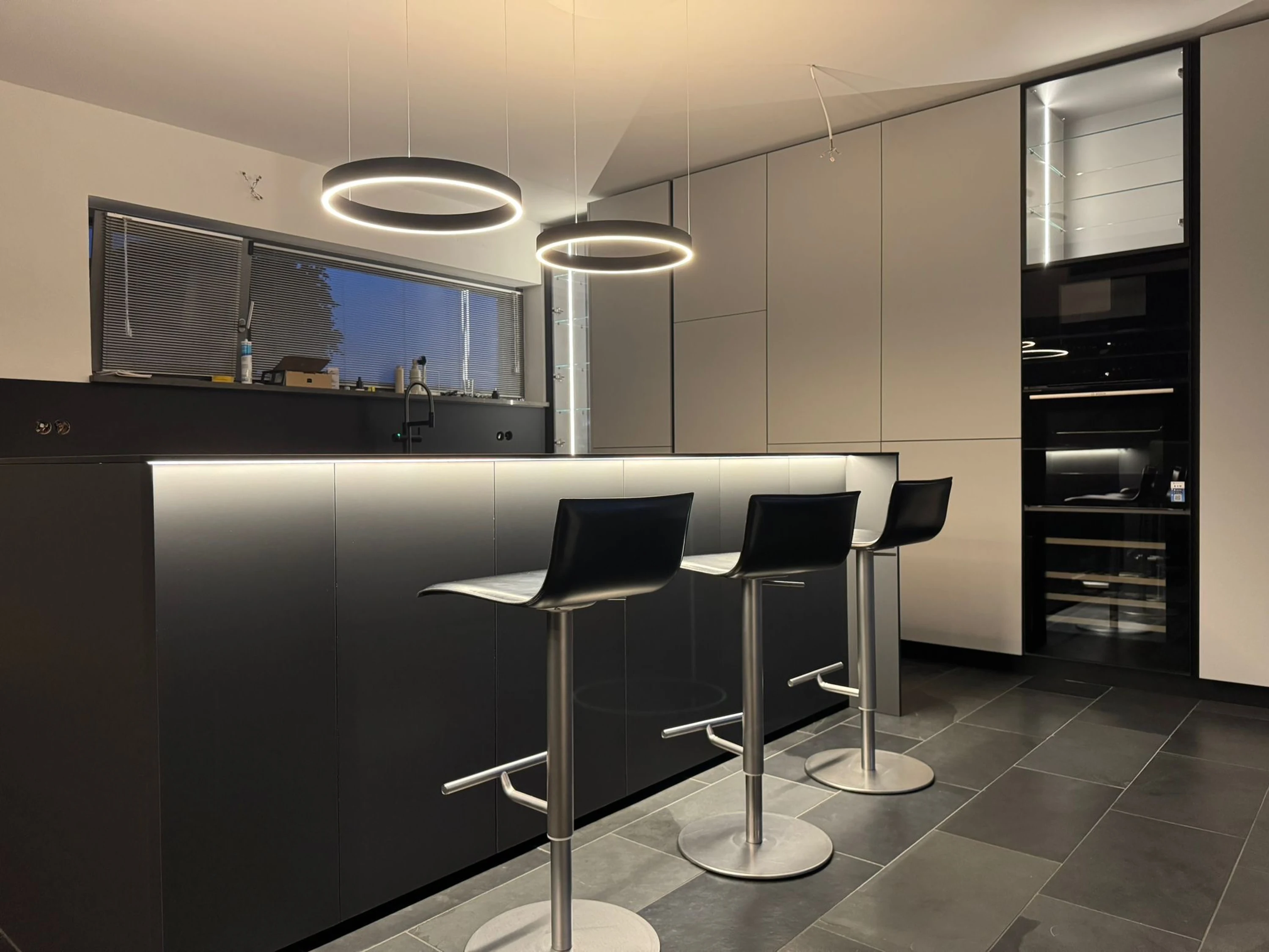 Détail — texture minérale adoucie avec lumière rasante.