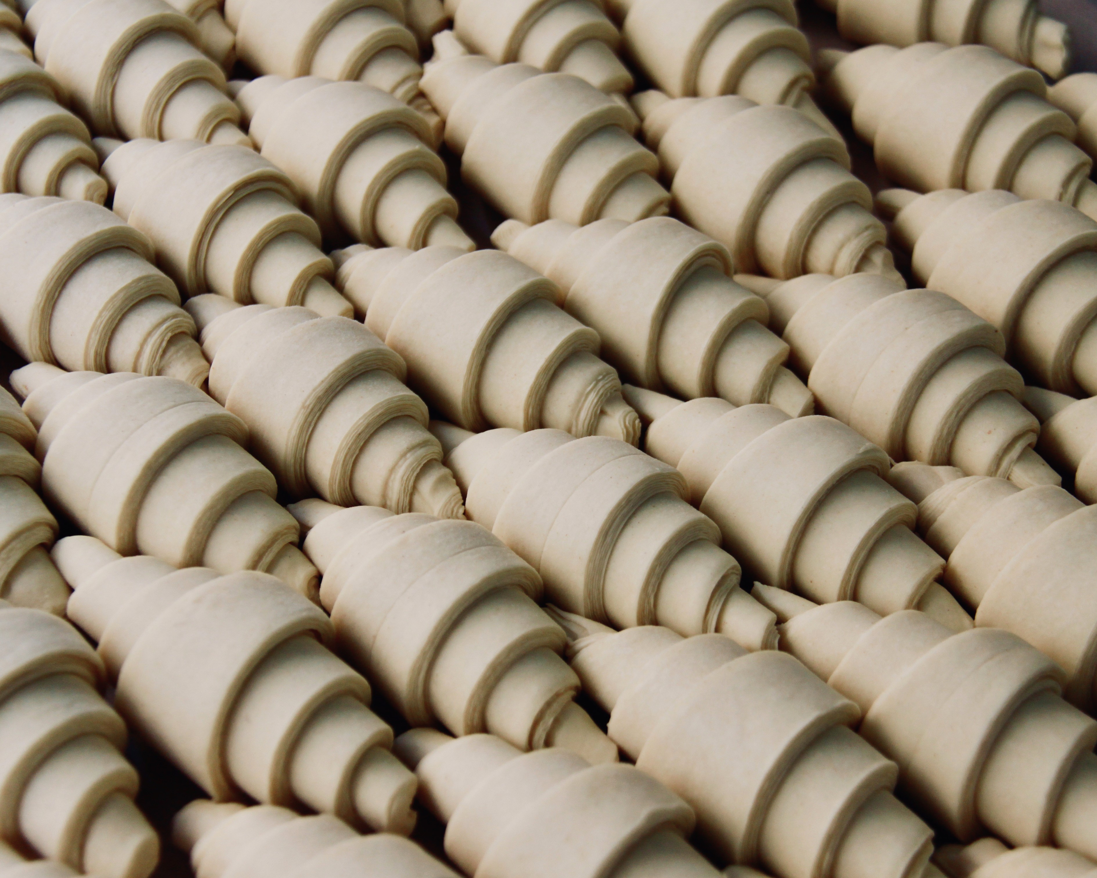 croissants hechos frescos listos para el horno