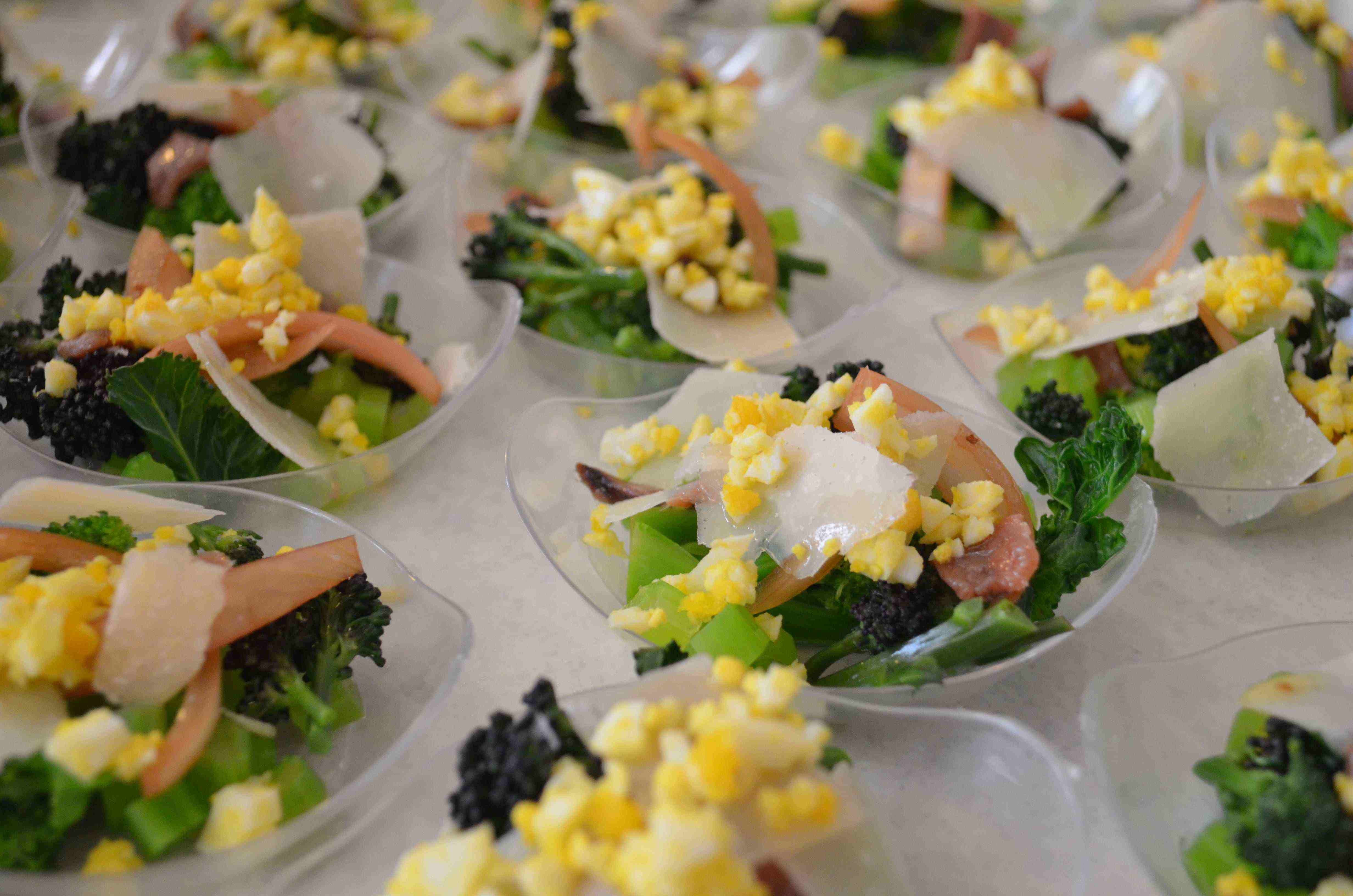 Décoration de table rustique et champêtre pour mariage ou événement en extérieur.