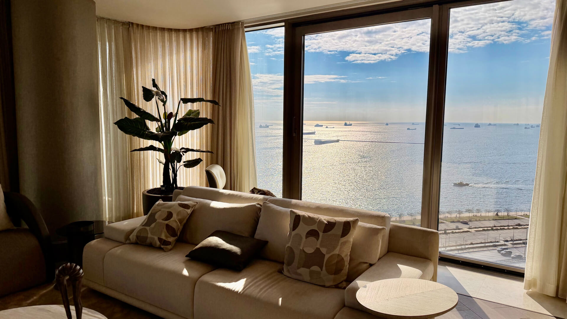 Closed kitchen with built-in appliances in Yedi Mavi apartment