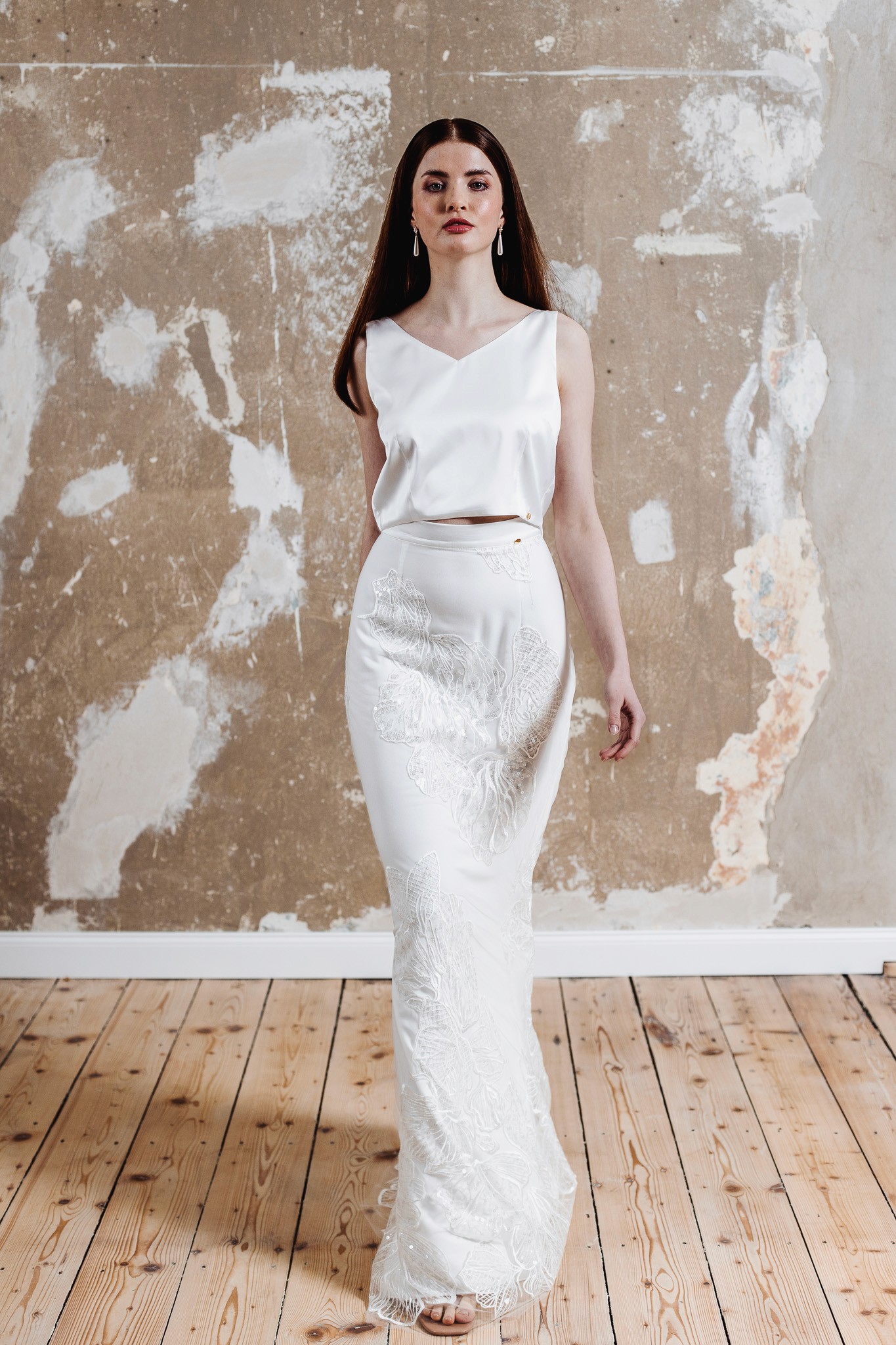 Zweiteiliges Brautoutfit in cleanem Design